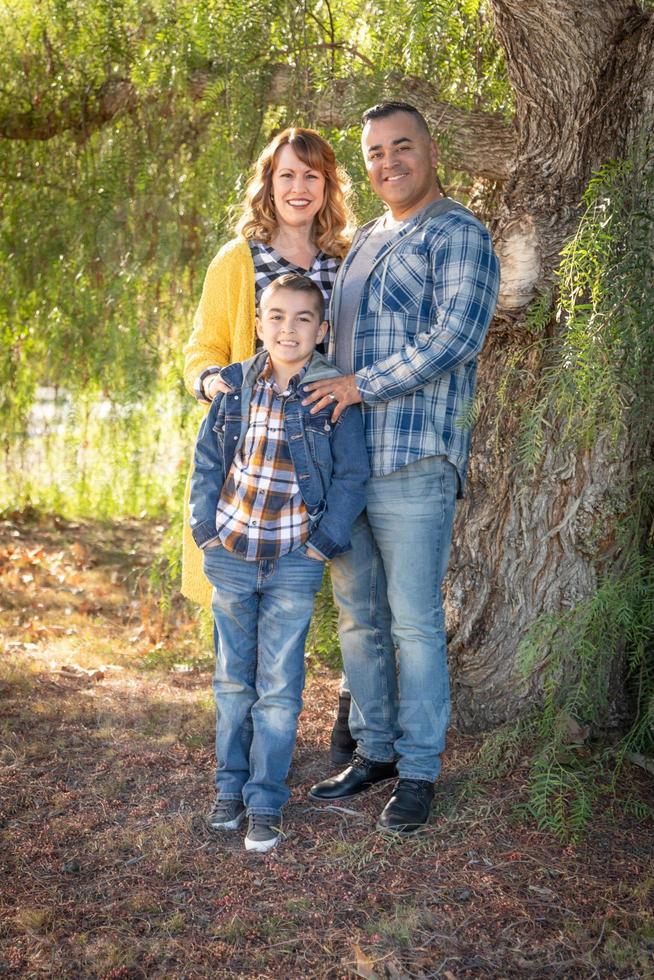 retrato de família de raça mista ao ar livre foto