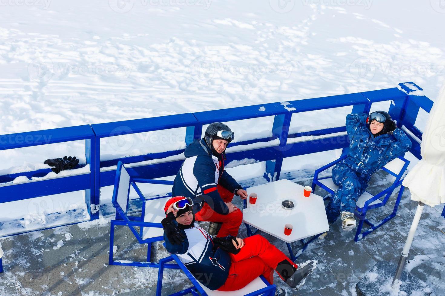 grupo de amigos com esqui nas férias de inverno - esquiadores se divertindo na neve foto