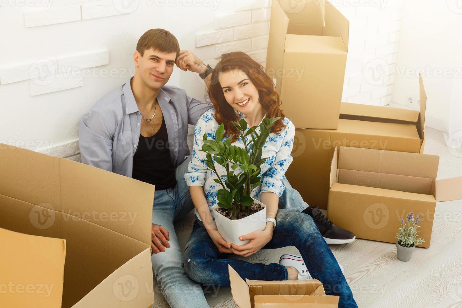 um jovem casal feliz se muda para um novo apartamento foto