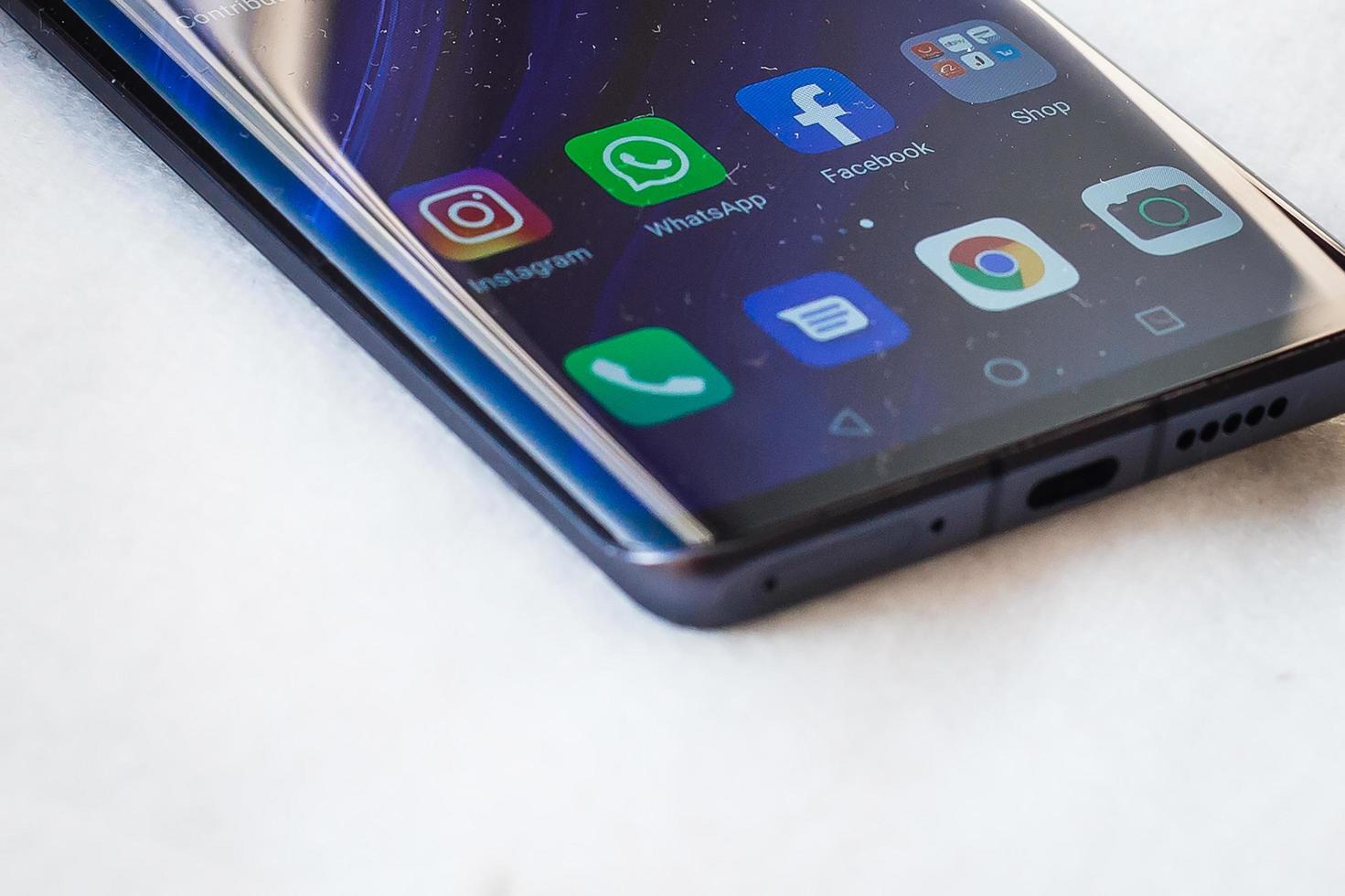 os aplicativos das redes de mídia social facebook, whatsapp e instagram são exibidos no smartphone huawei p30pro kyiv, ucrânia - 08 de dezembro de 2019 foto