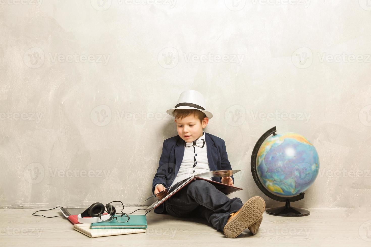 menino animado indo para a escola foto