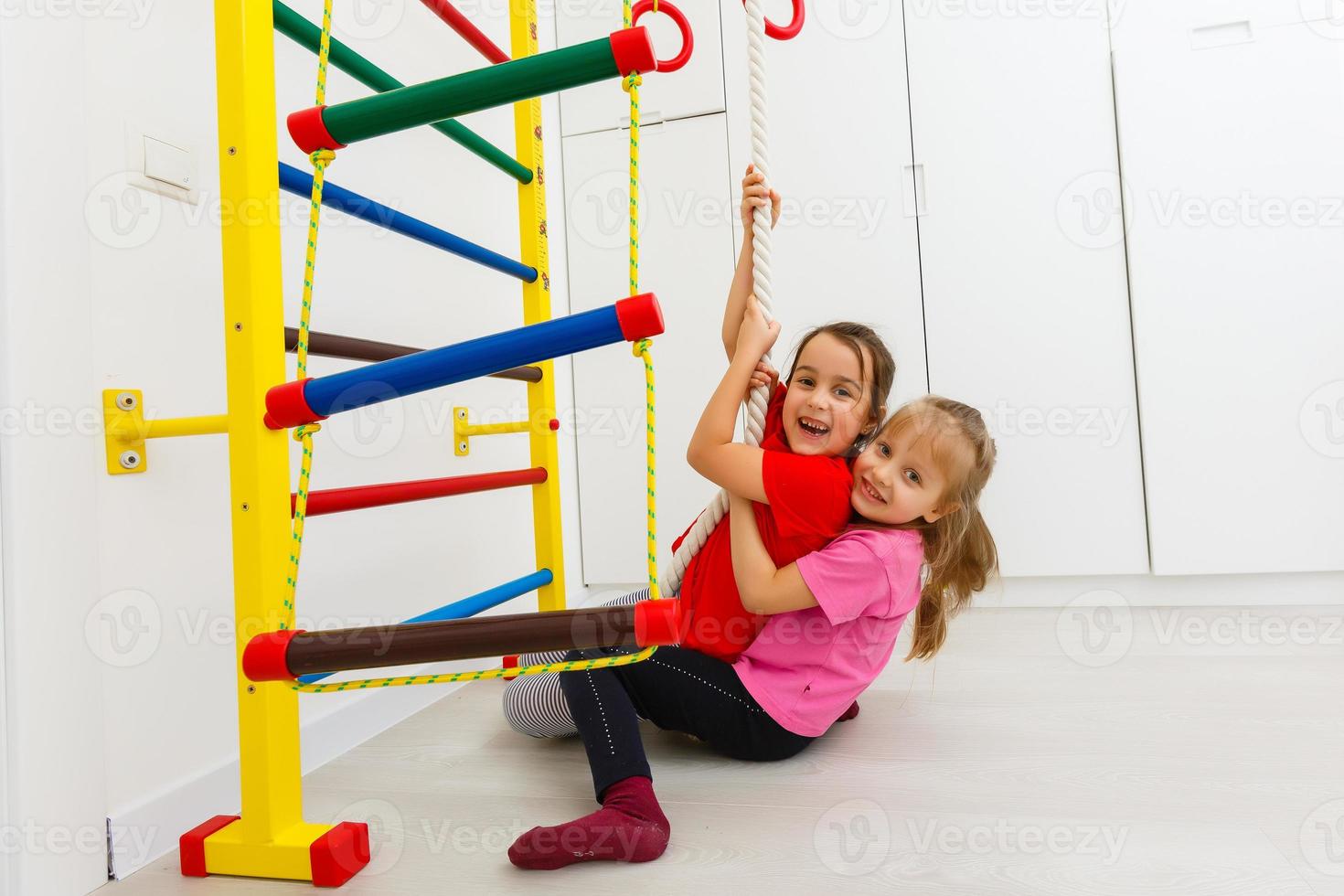 duas meninas bonitinhas jogando RPG na creche foto