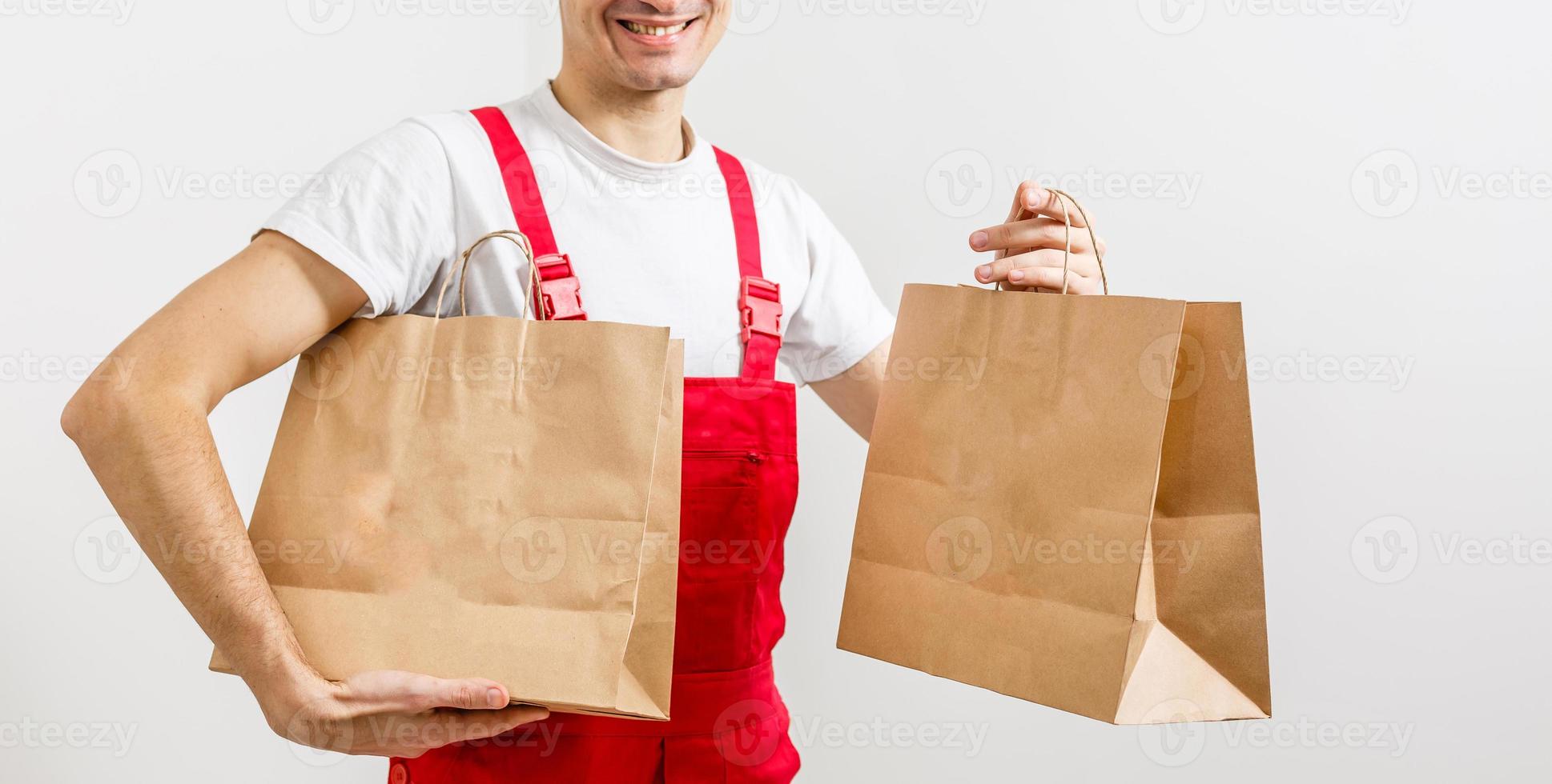 diversos recipientes de papel para comida para viagem. entregador está carregando foto