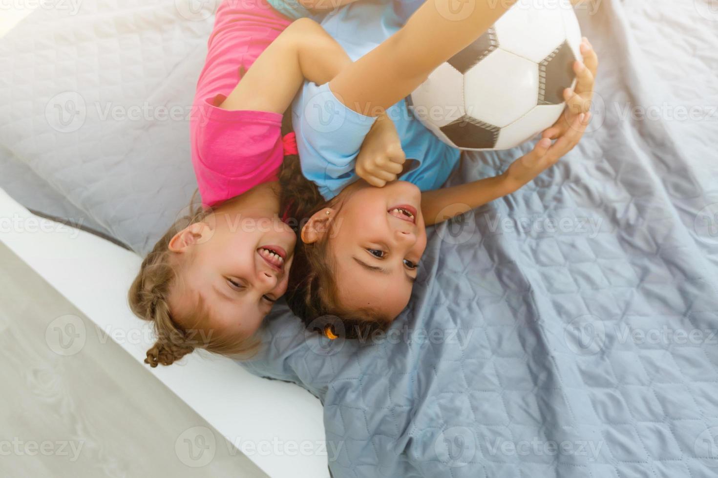 duas irmãs amigas futebol jogador vencedor de futebol foto