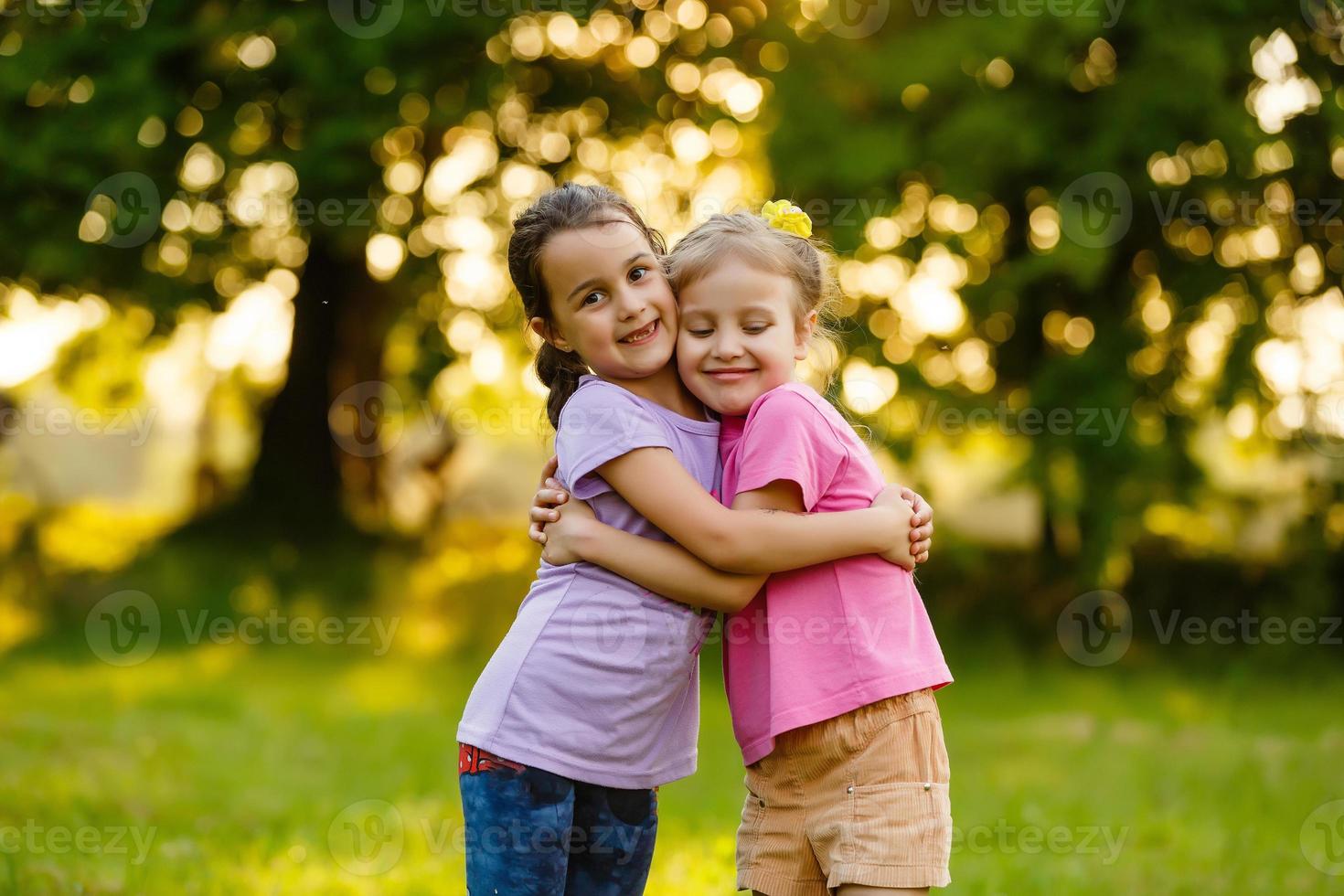 duas meninas andando no campo. foto