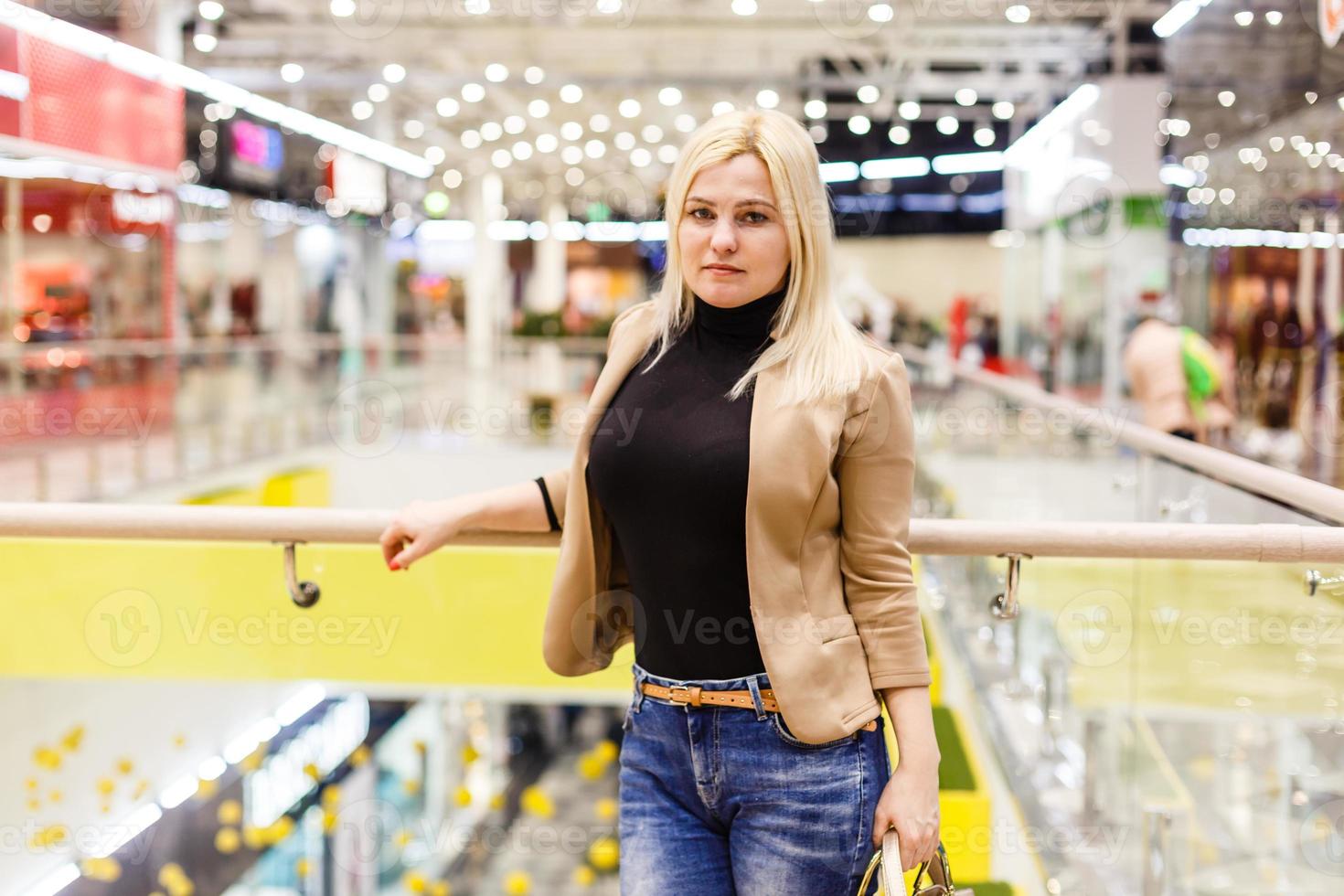 uma mulher caminha em um shopping center foto