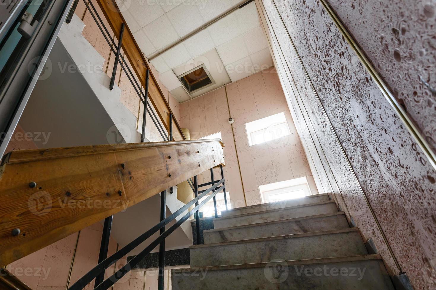 velha escadaria em uma casa velha foto