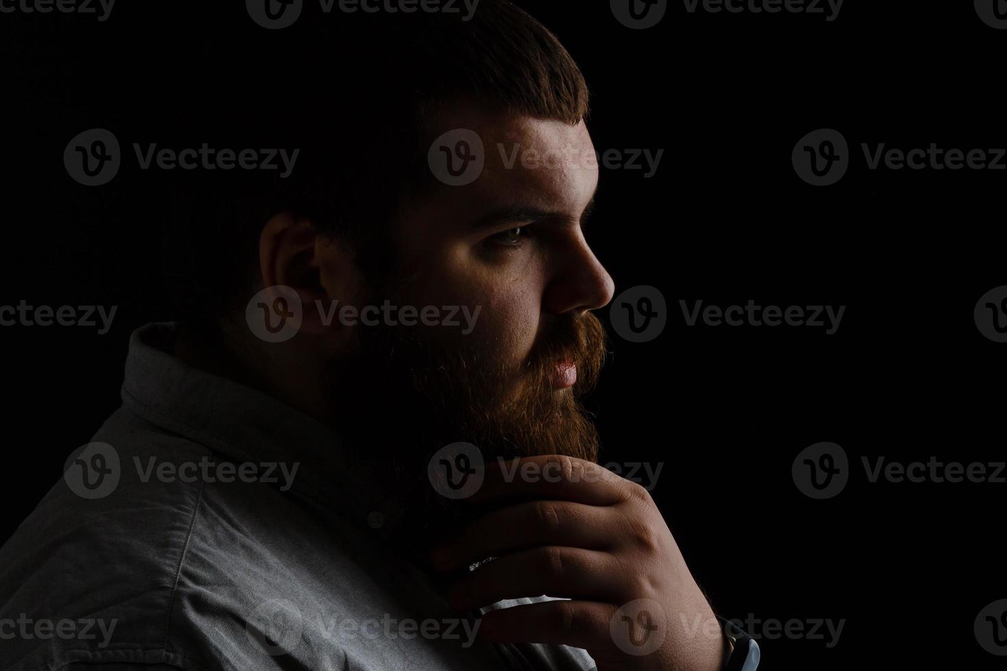 homem elegante sério com bigode de barba no terno. beleza masculina, moda. retrato da moda do hipster man.with barba tocando seu bigode. foto