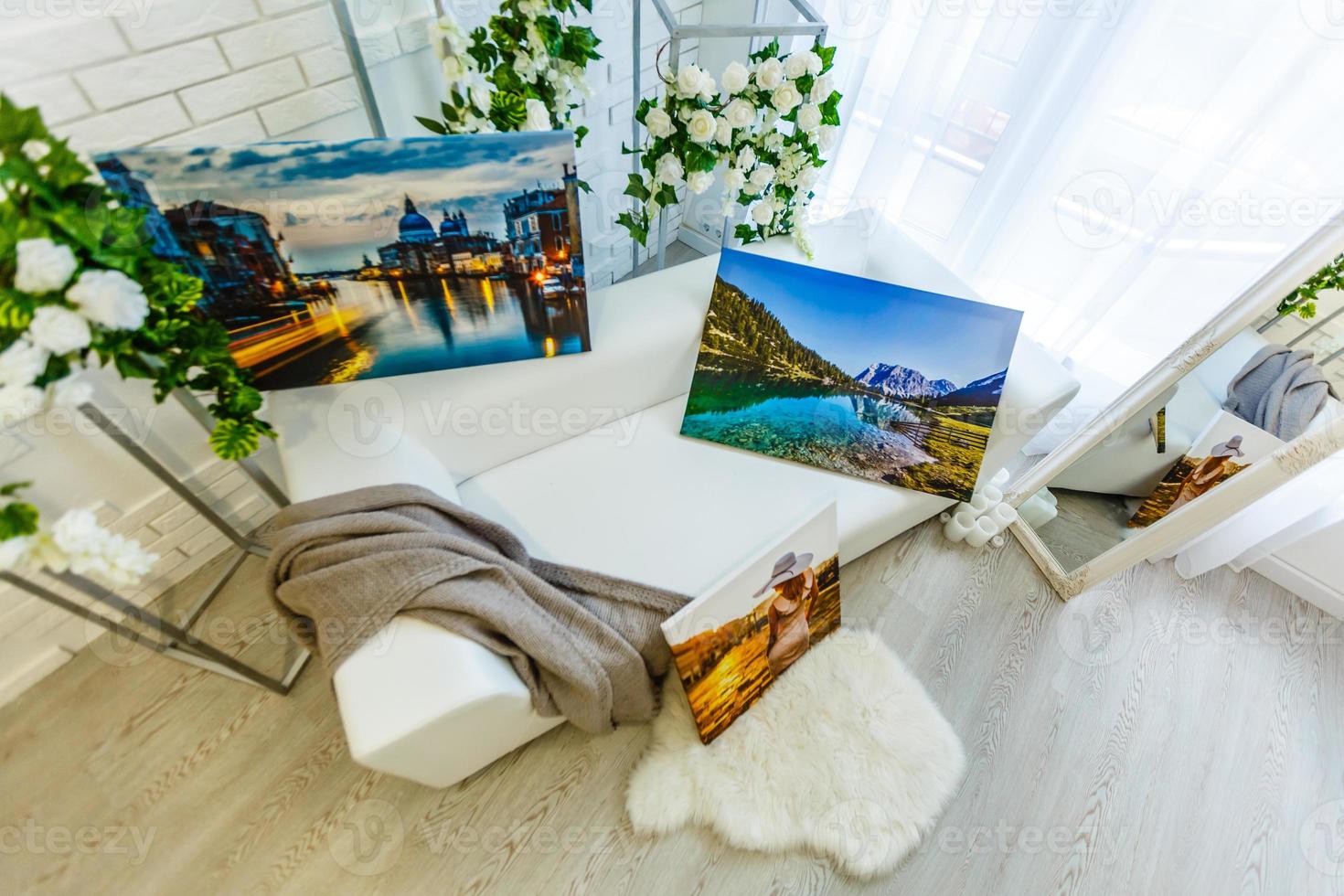 interior moderno da sala de estar com veneza, itália, tela na parede - é minha foto disponível na galeria do Shutterstock