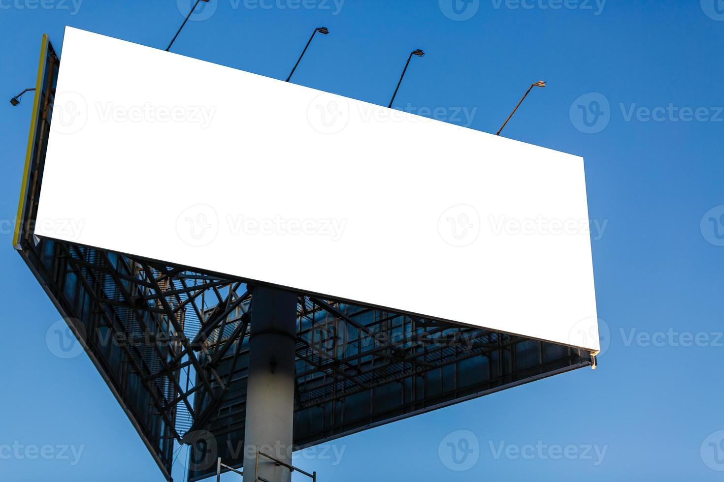 outdoor em branco para cartaz de publicidade ao ar livre ou outdoor em branco durante a noite para propaganda. iluminação pública foto