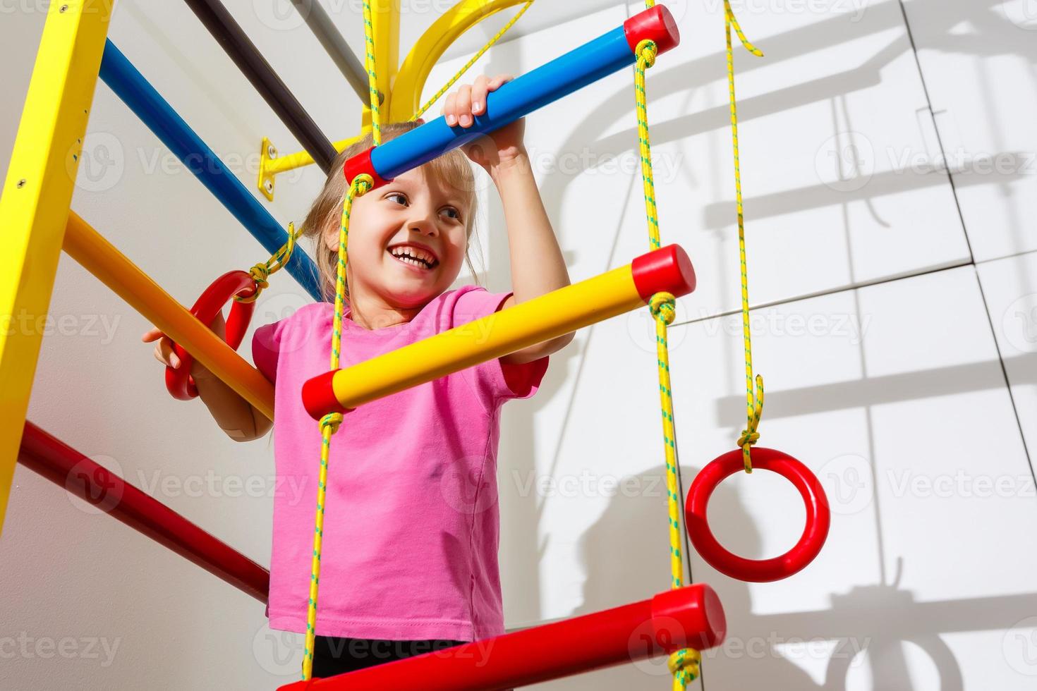 criança de 8 anos brincando em equipamentos esportivos foto