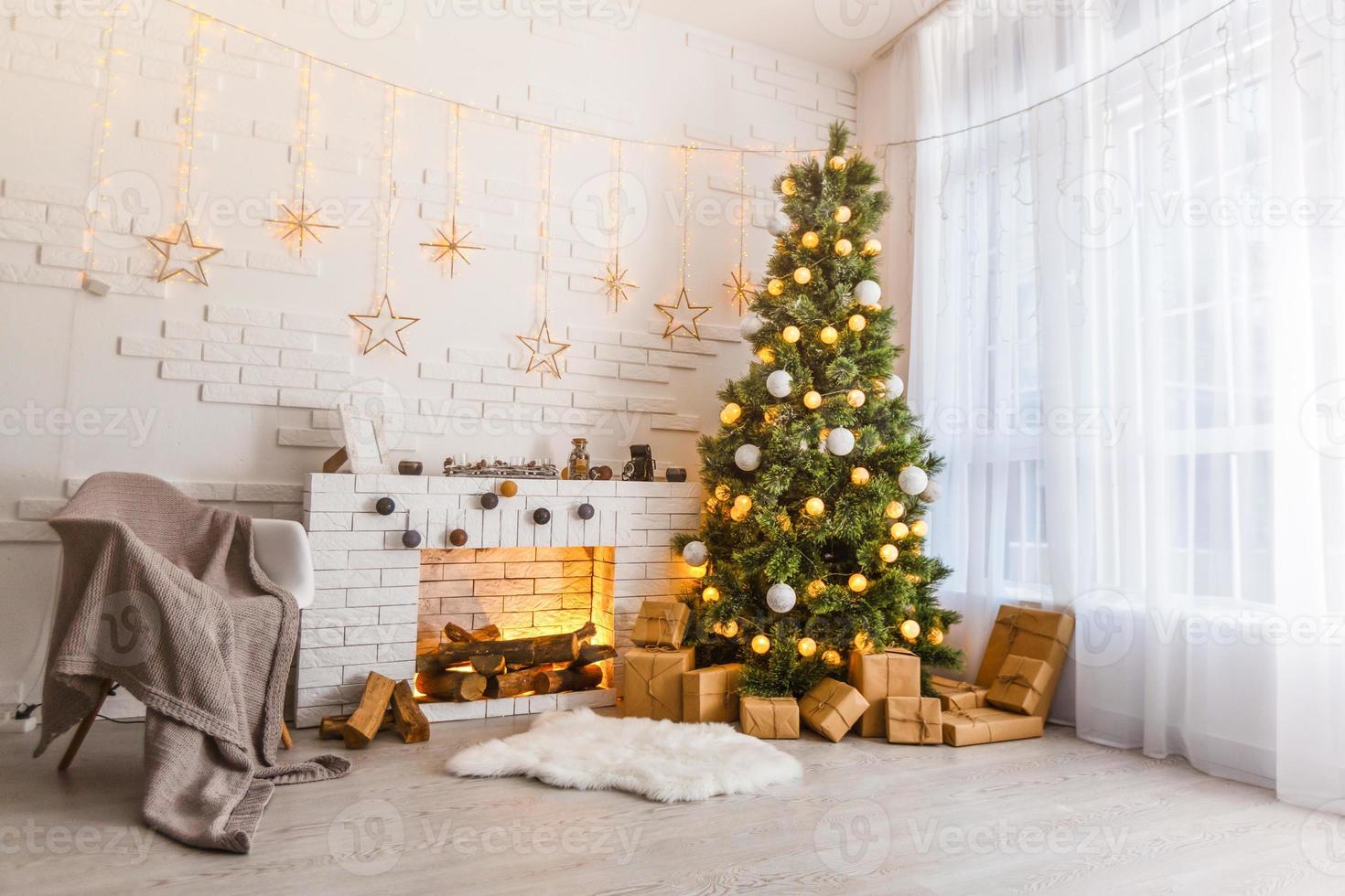 quarto interior decorado em estilo natalino. ninguém. cores neutras. conforto doméstico da casa moderna. uma série de fotos