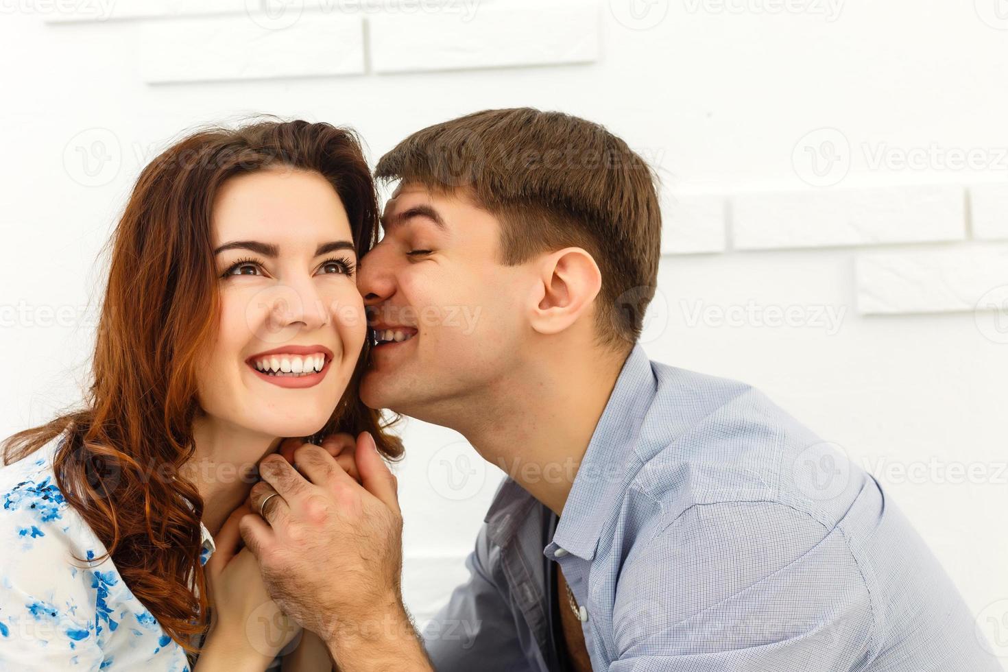 lindo casal apaixonado em casa. auto-isolamento e quarentena covid19 foto