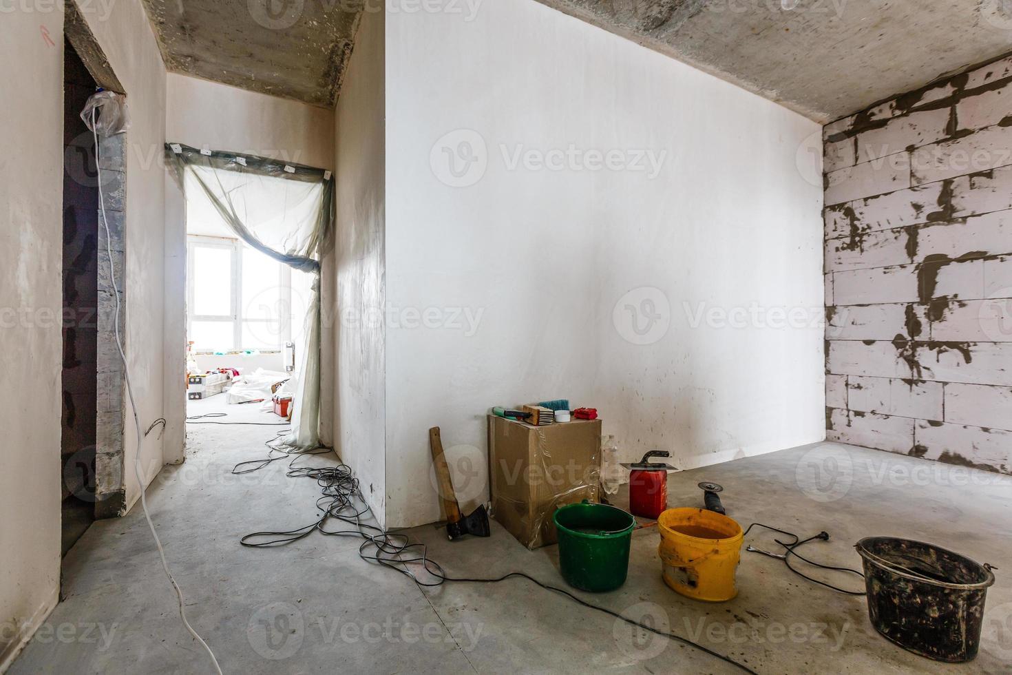 interior de uma casa em construção. reforma de apartamento foto