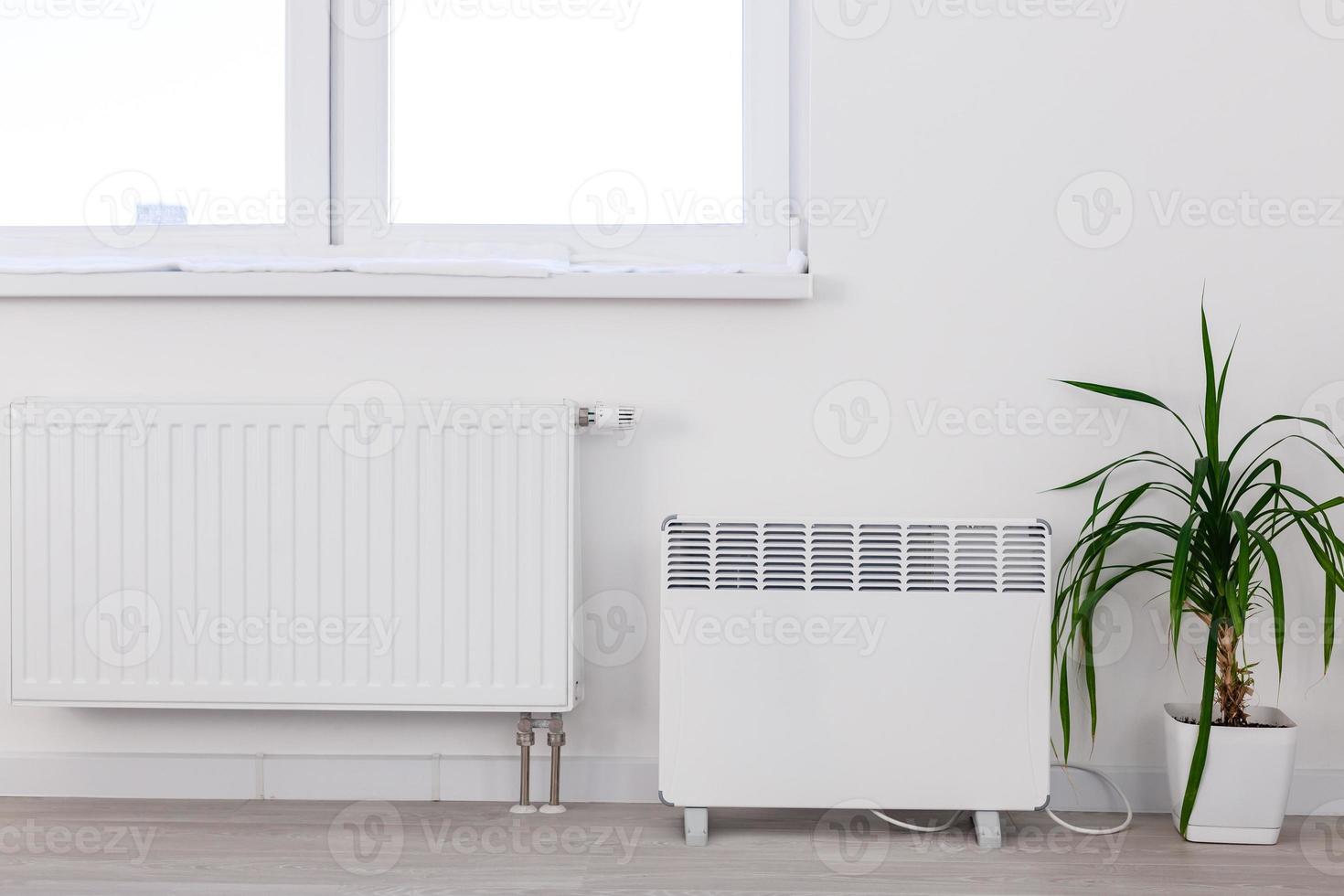 radiador moderno em fundo branco. bateria e aquecedor foto