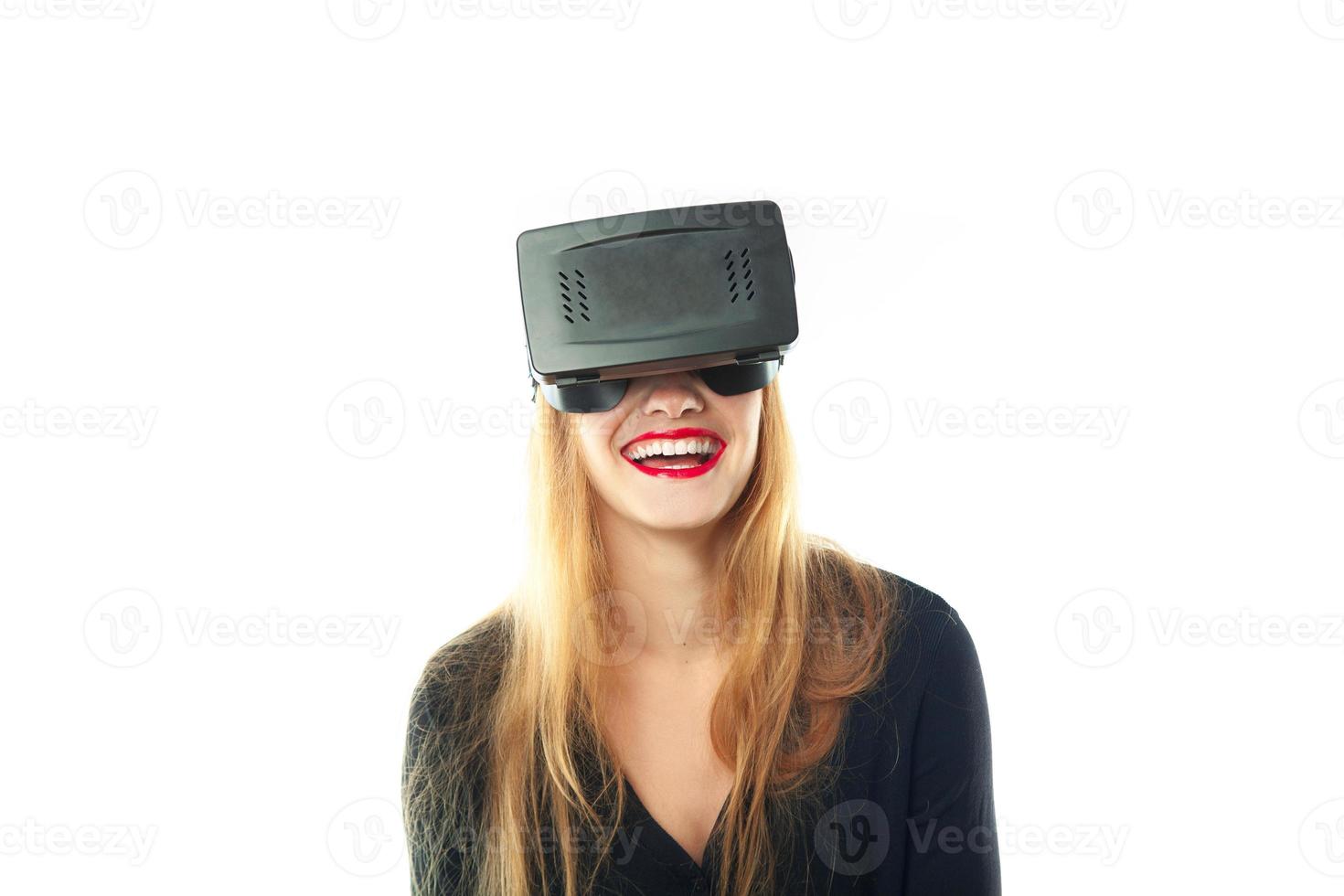 mulher sorrindo no capacete de realidade virtual foto