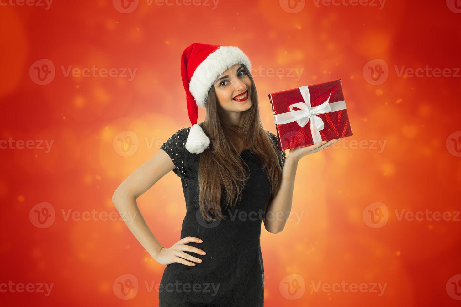 menina encantadora com chapéu de Papai Noel sorrindo foto