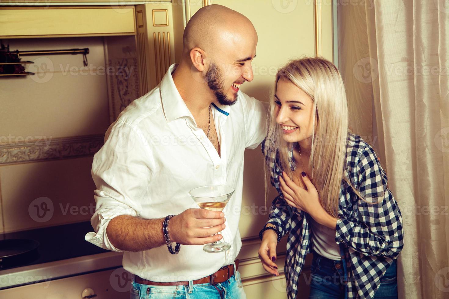 homem flertando com uma loira charmosa a divertiu em uma festa foto