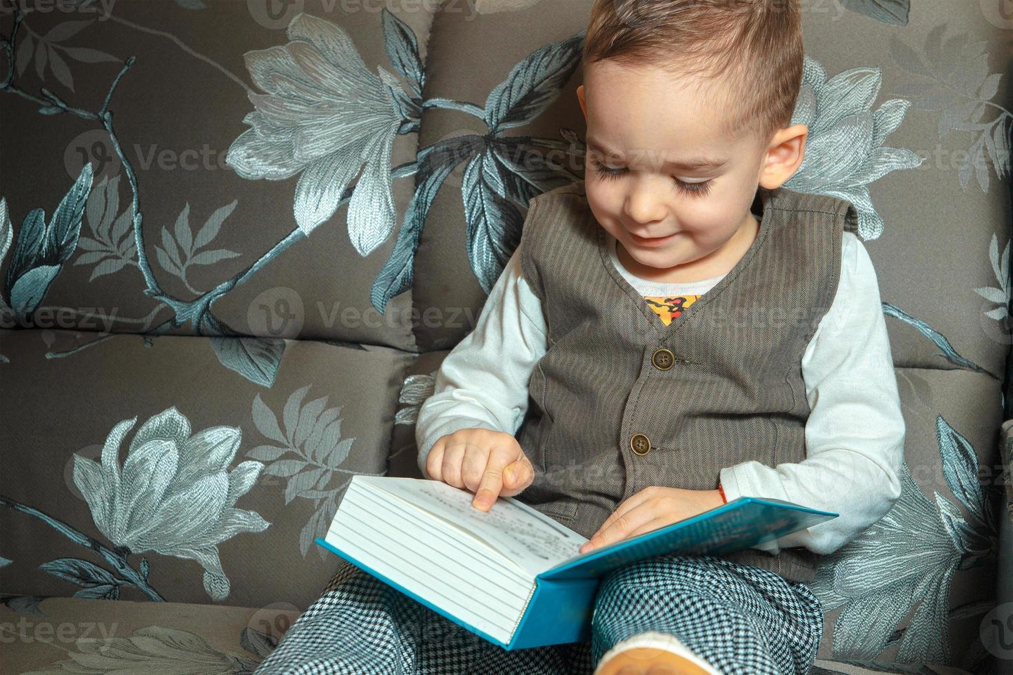garotinho leu um livro foto