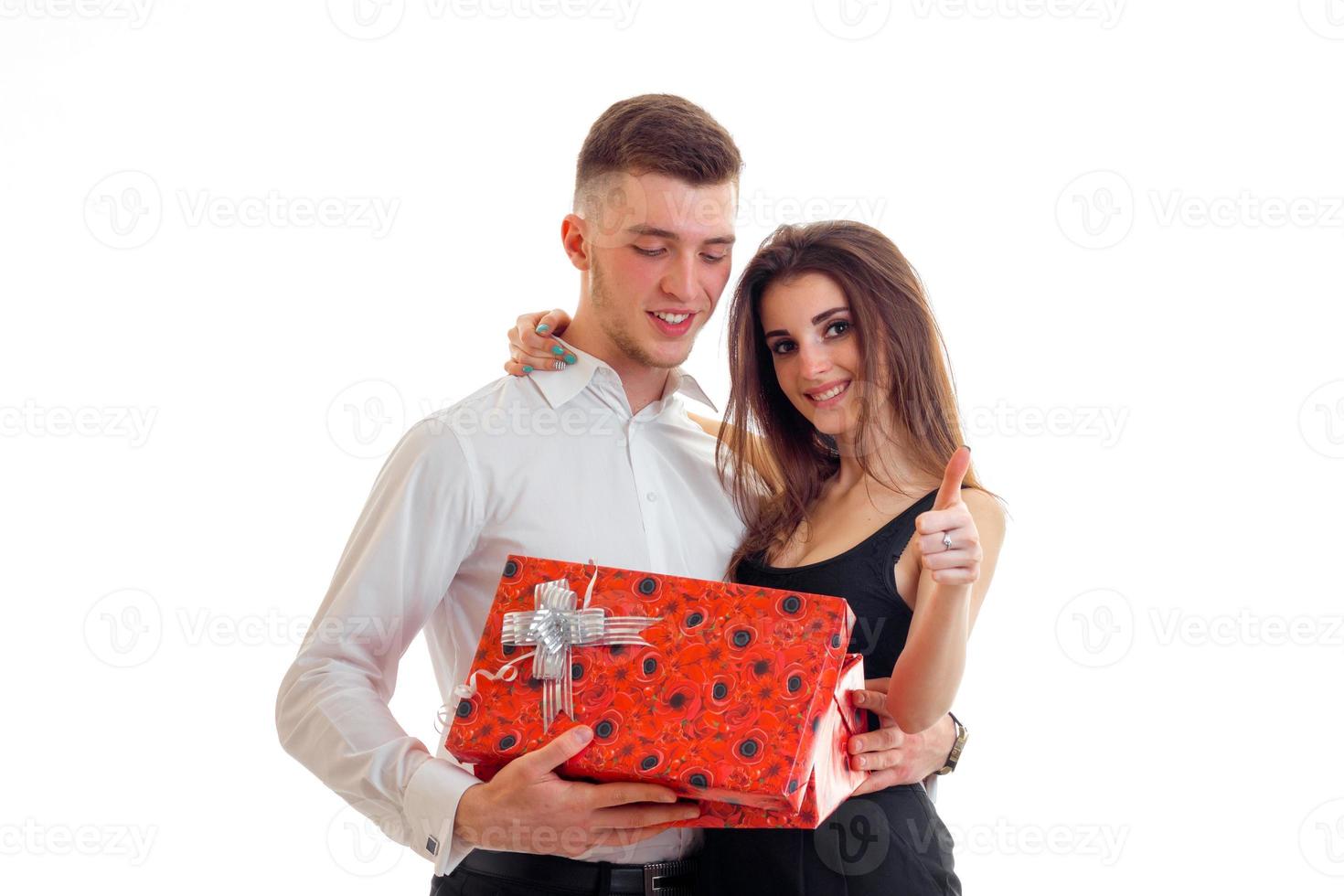 jovem bonito deu um grande presente para uma linda garota e ela está sorrindo foto