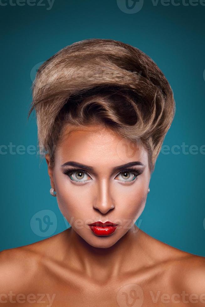 retrato vertical de mulher caucasiana com penteado incomum foto