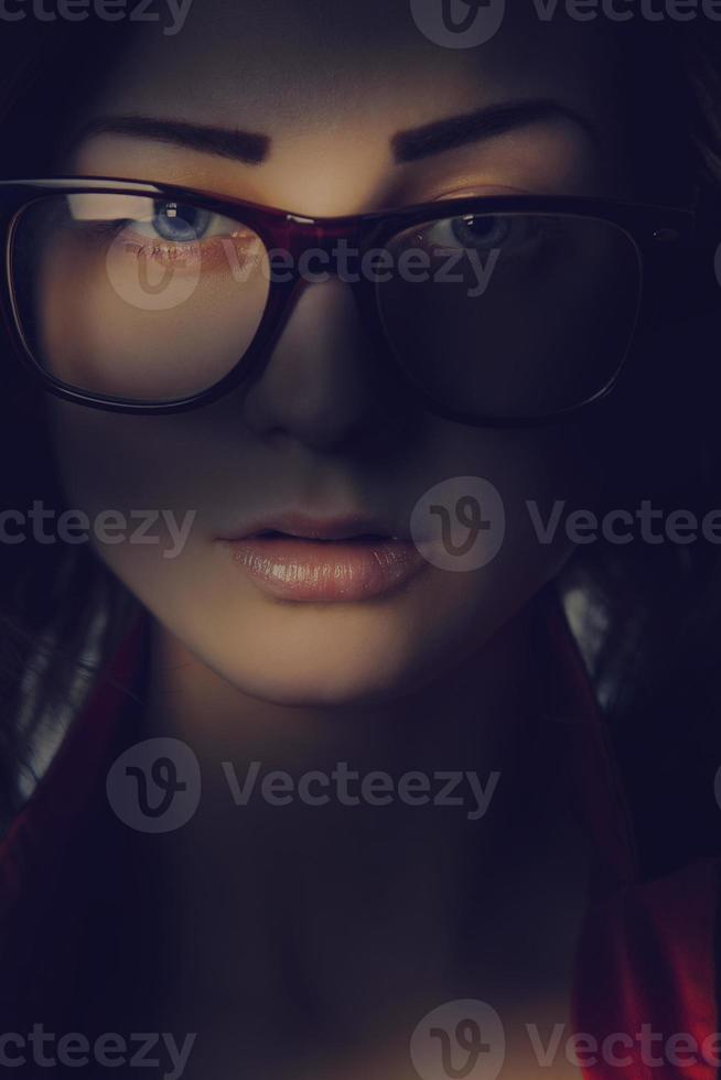menina bonita de óculos em linhas de sombras foto