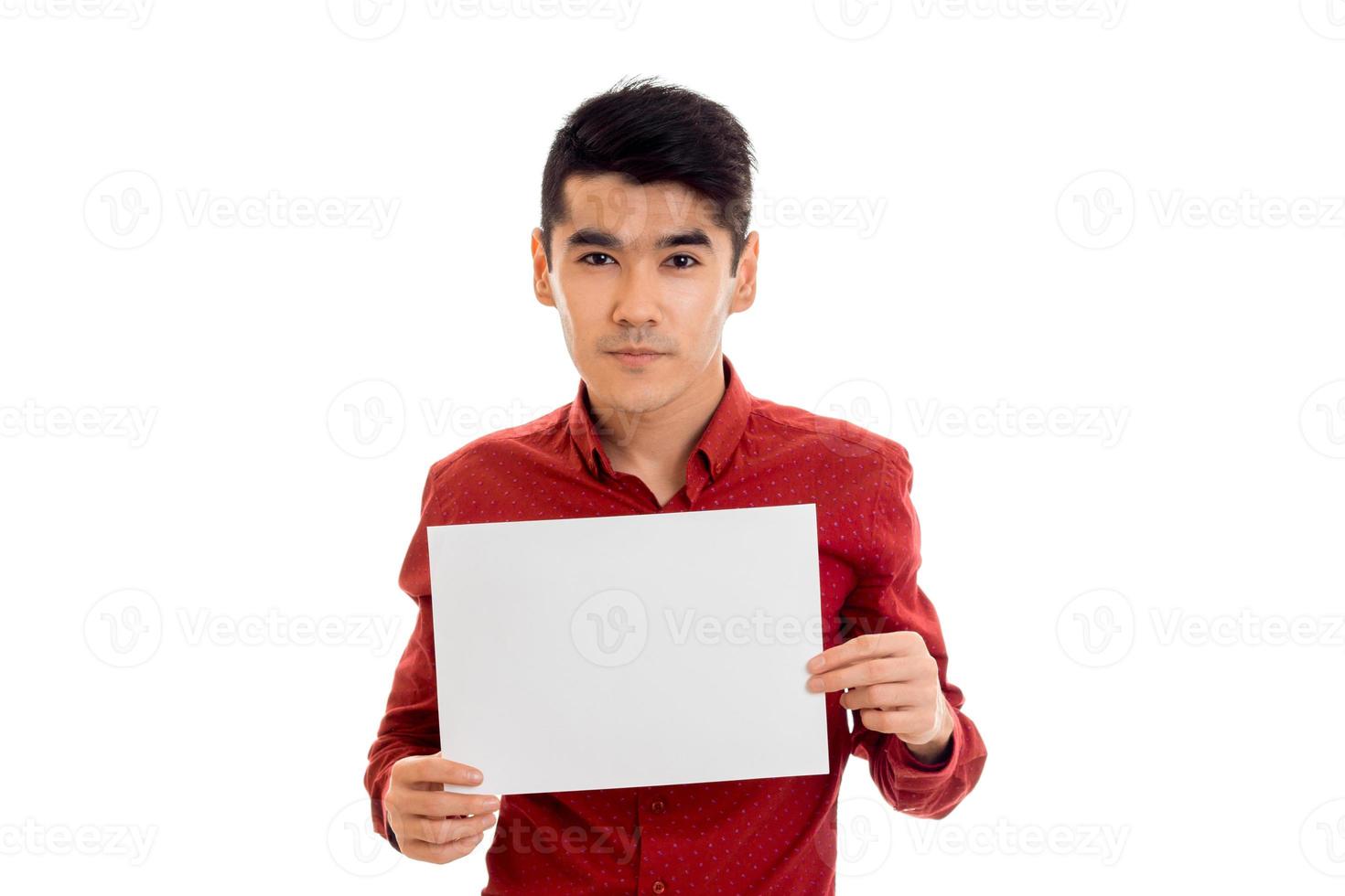 bom jovem morena de camiseta vermelha com cartaz nas mãos, isolado no fundo branco foto