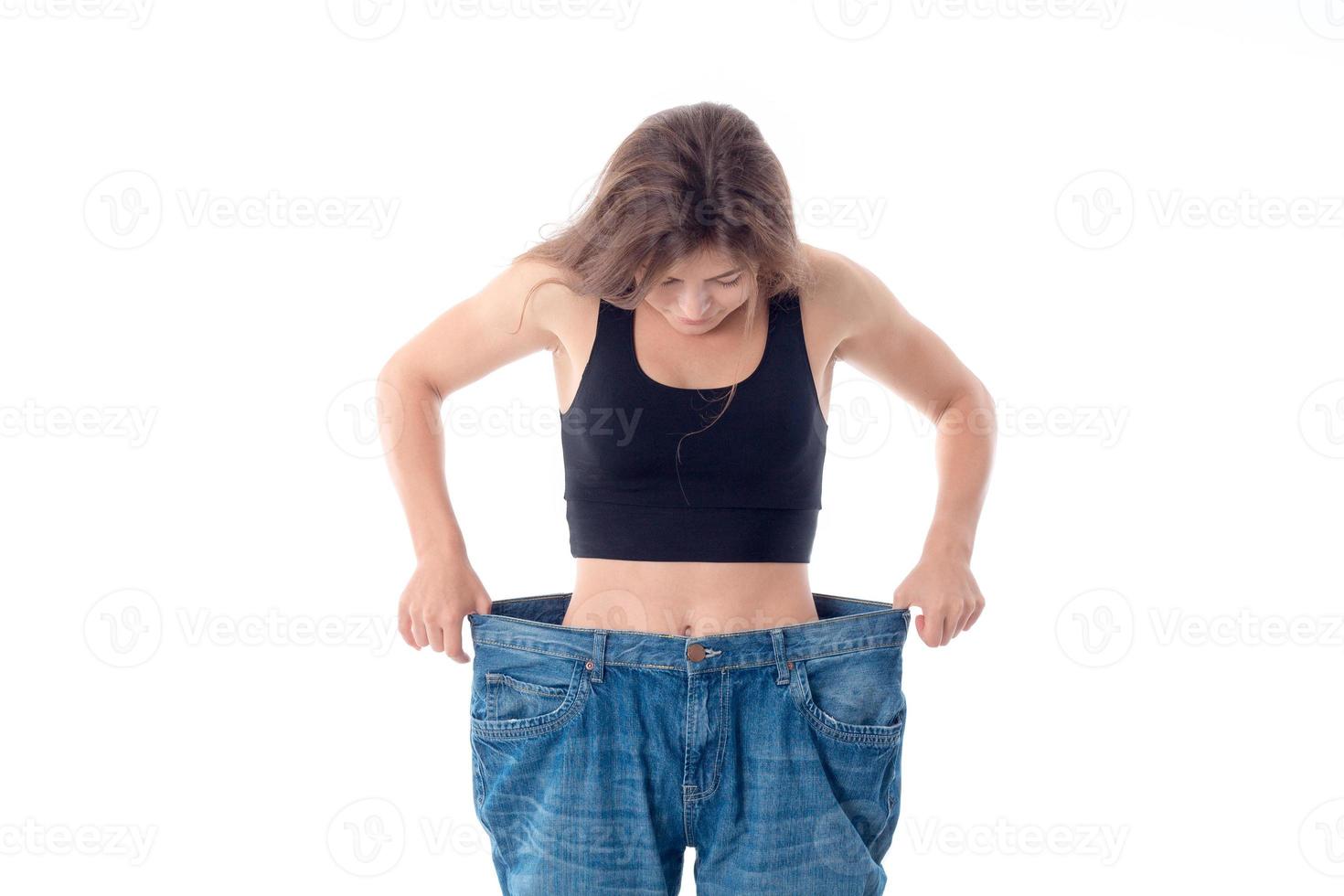 jovem esguia usa jeans grandes e largos foto