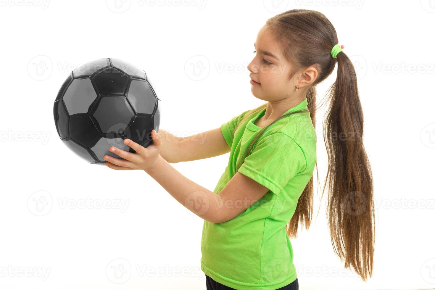 menina jovem com bola de futebol foto