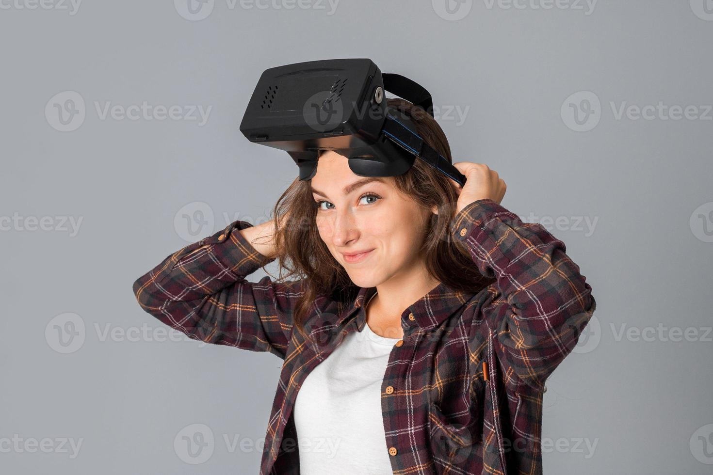 linda garota testando óculos de realidade virtual foto