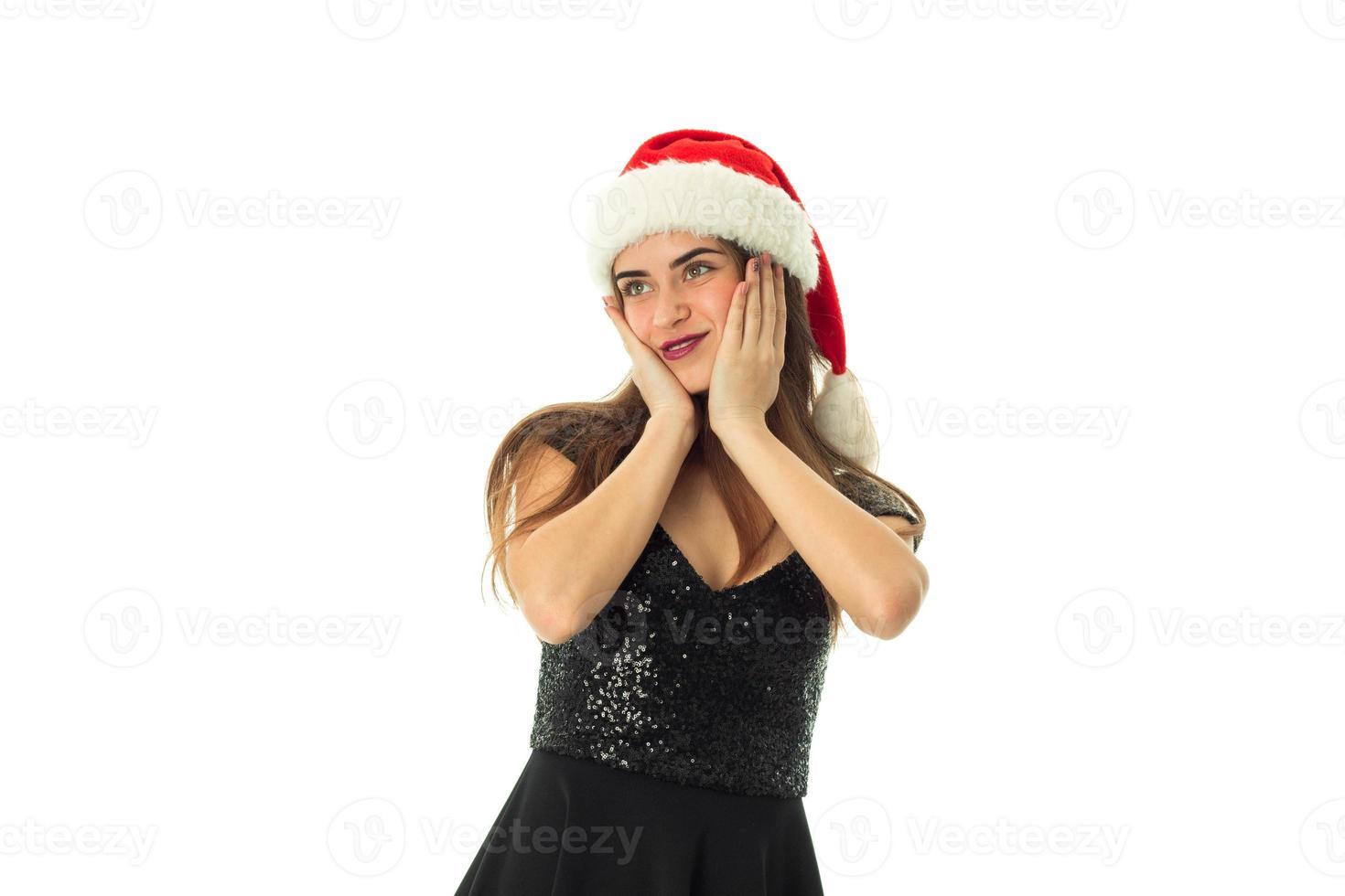 retrato de uma linda garota feliz com chapéu de Papai Noel foto