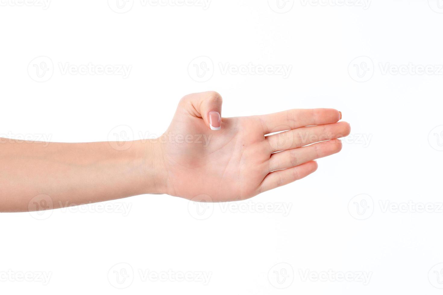 mão feminina estendida para o lado e mostrando a palma da sua mão isolada no fundo branco foto
