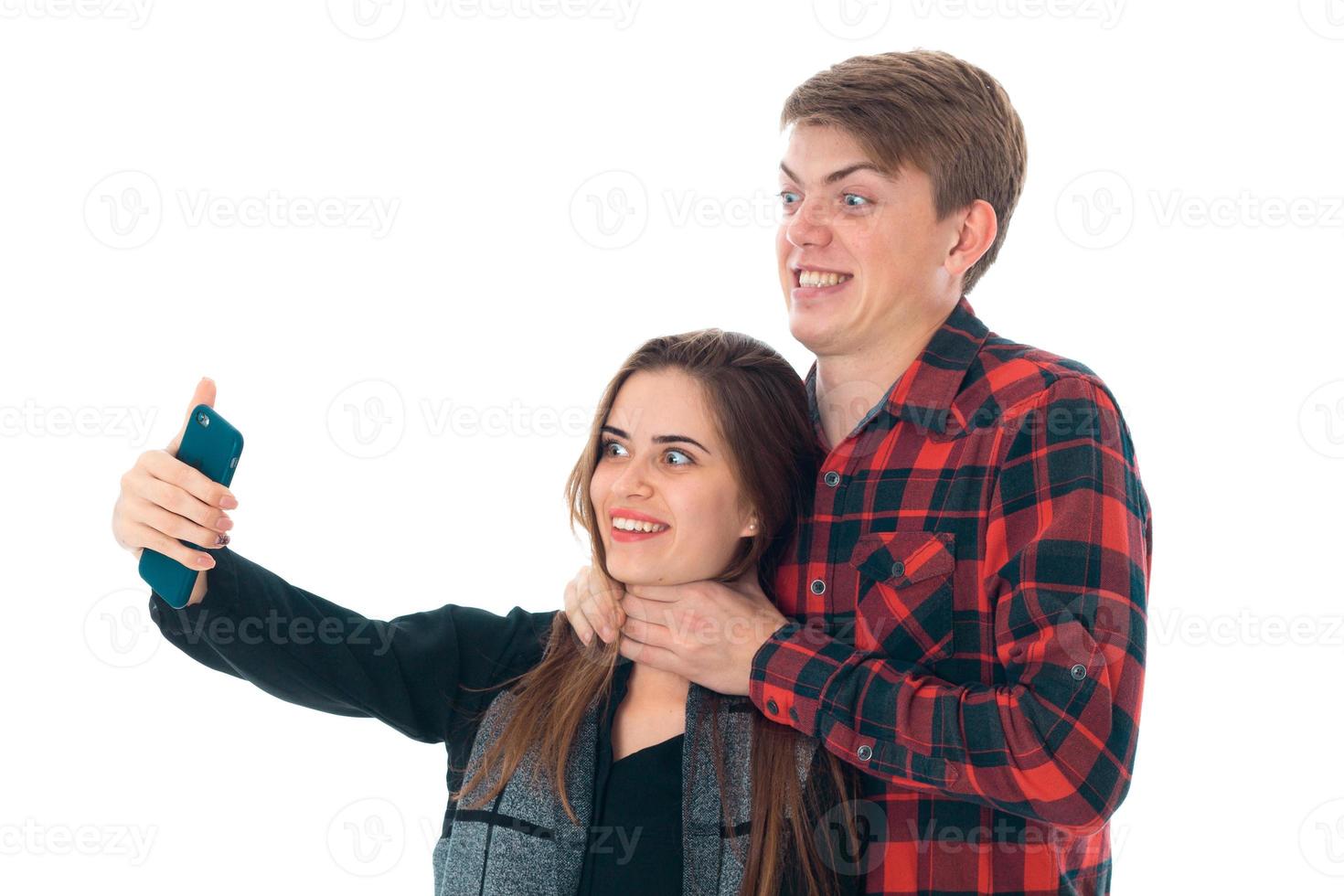 elegante casal apaixonado em estúdio foto