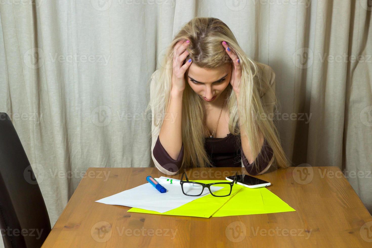 menina loira no escritório foto