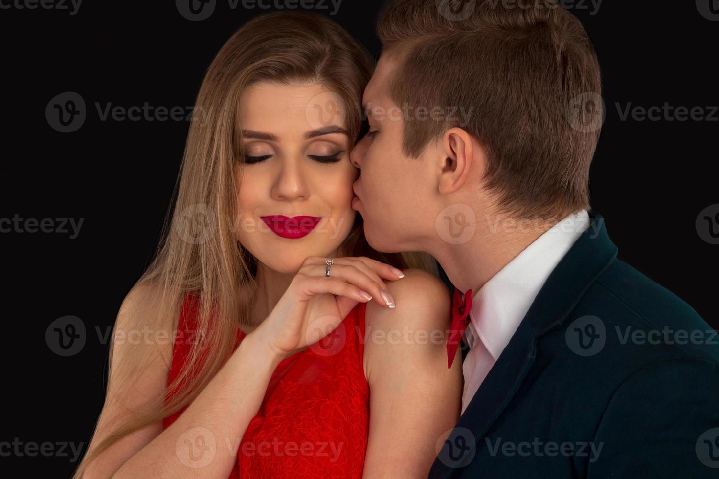 homem está beijando uma mulher foto