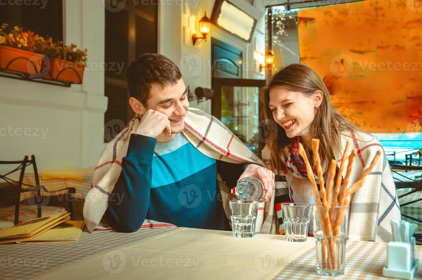 casal se divertindo em um encontro em um café de rua foto