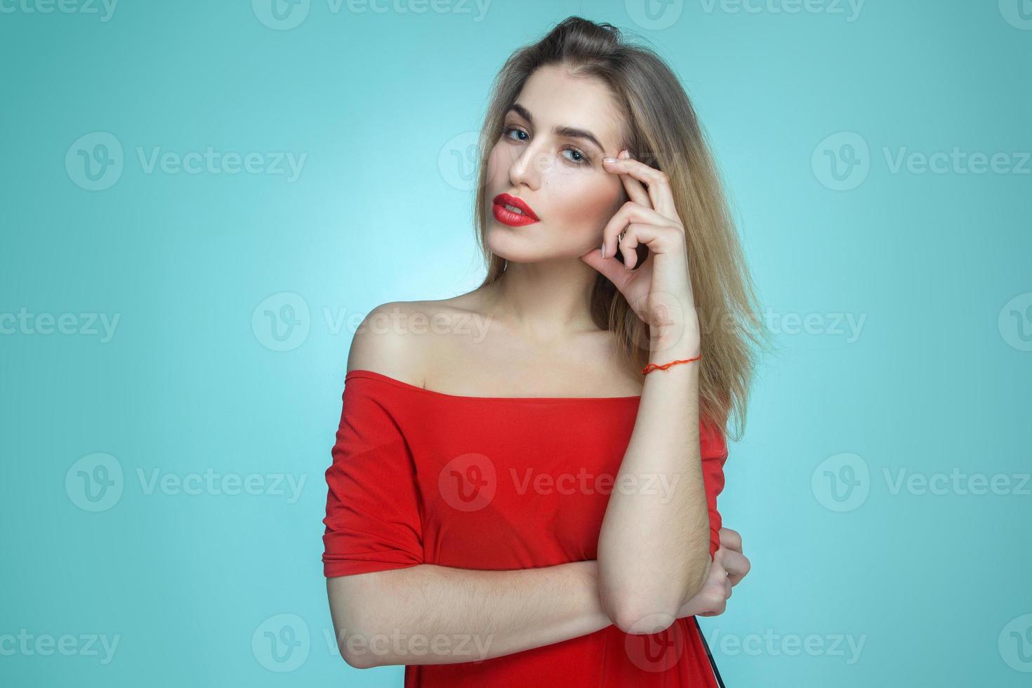 menina olhando para a câmera no estúdio foto