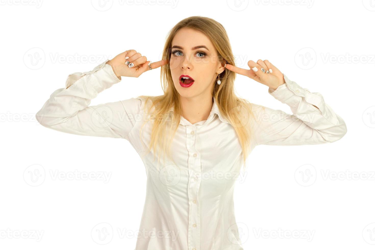 menina cobre os ouvidos com os dedos de ruídos altos foto