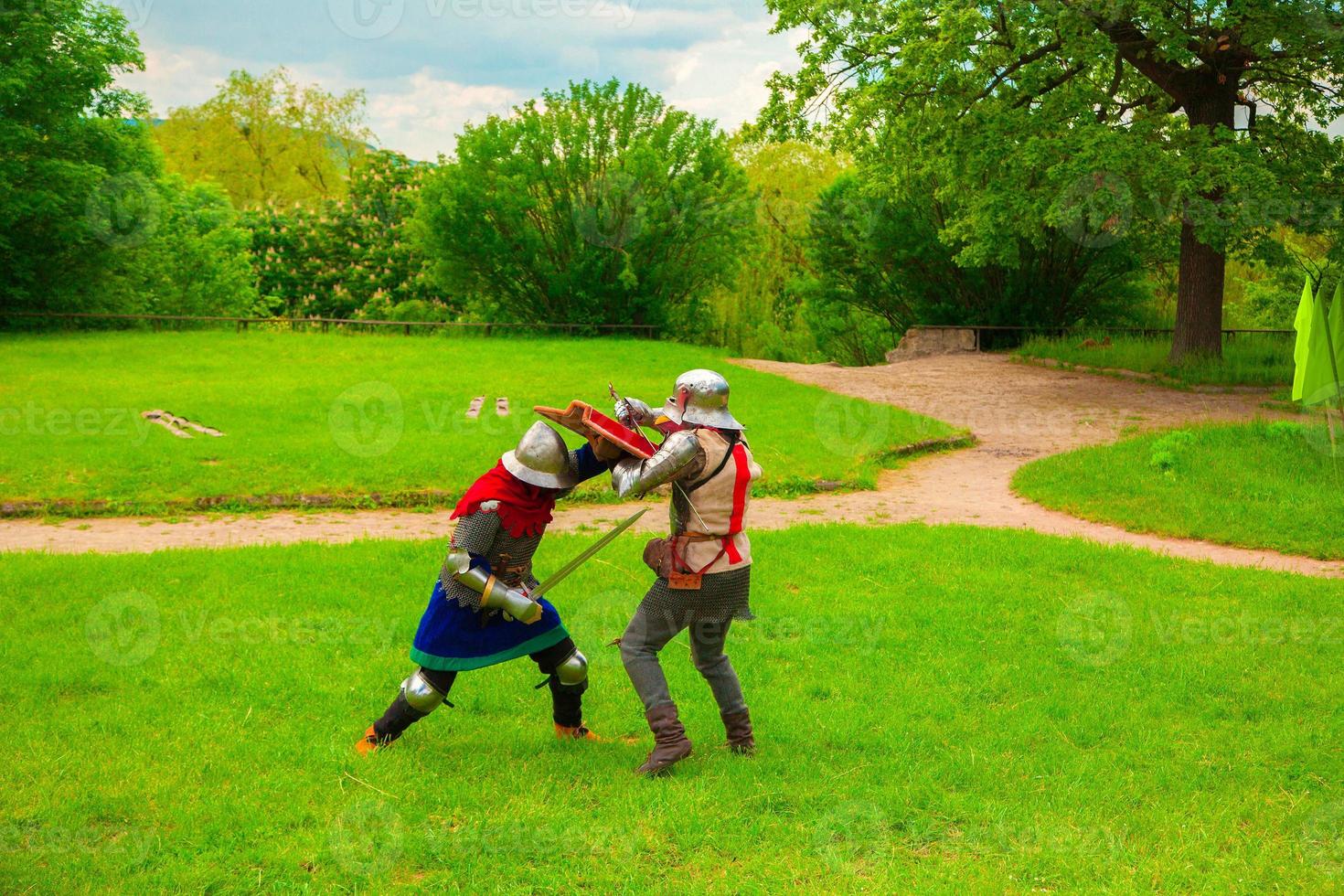 torneio de cavaleiros com espadas foto