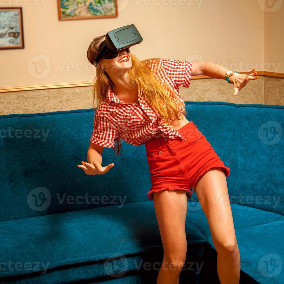 mulher no capacete de realidade virtual foto