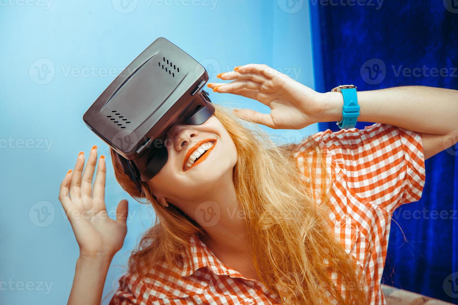 mulher em óculos de realidade virtual foto