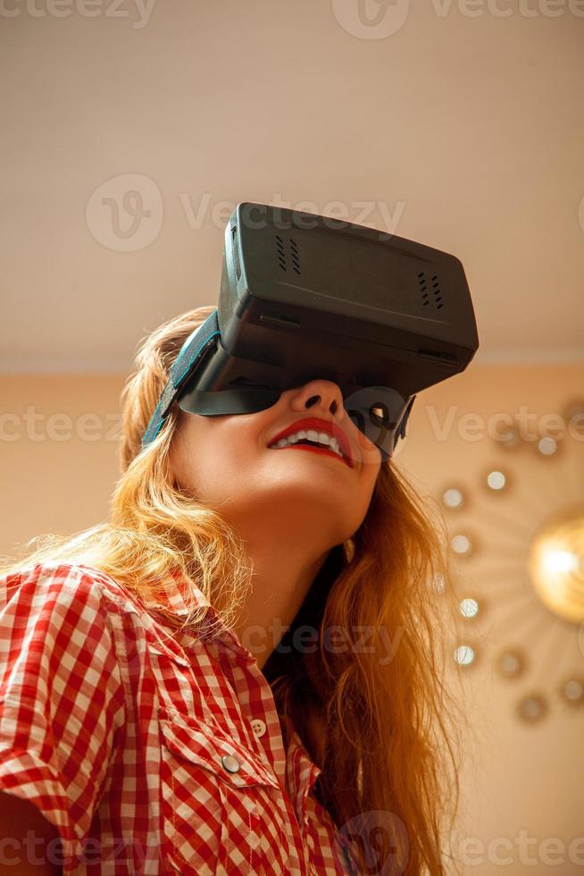 mulher no capacete de óculos virtual foto