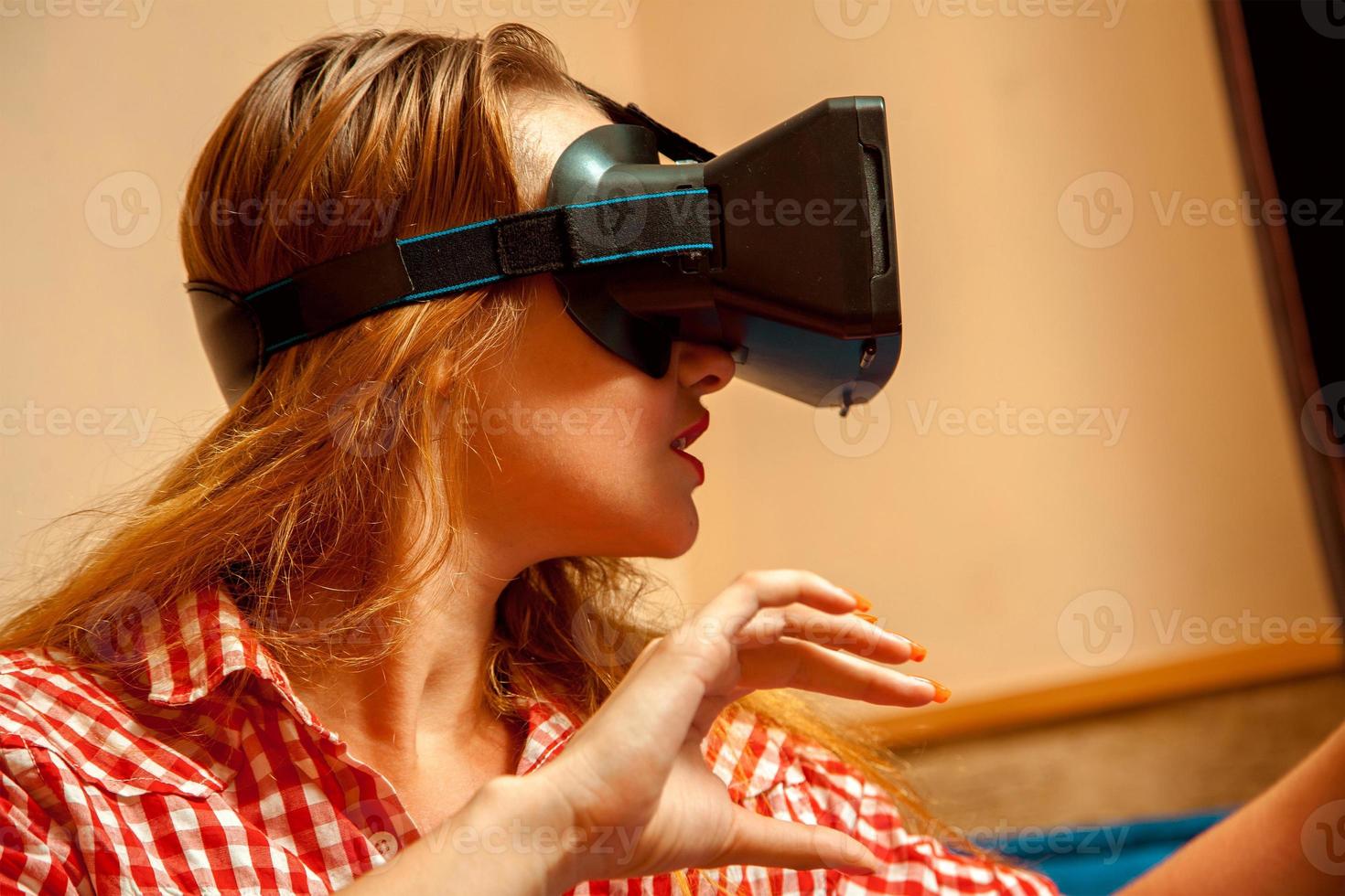 mulher no capacete de realidade virtual foto