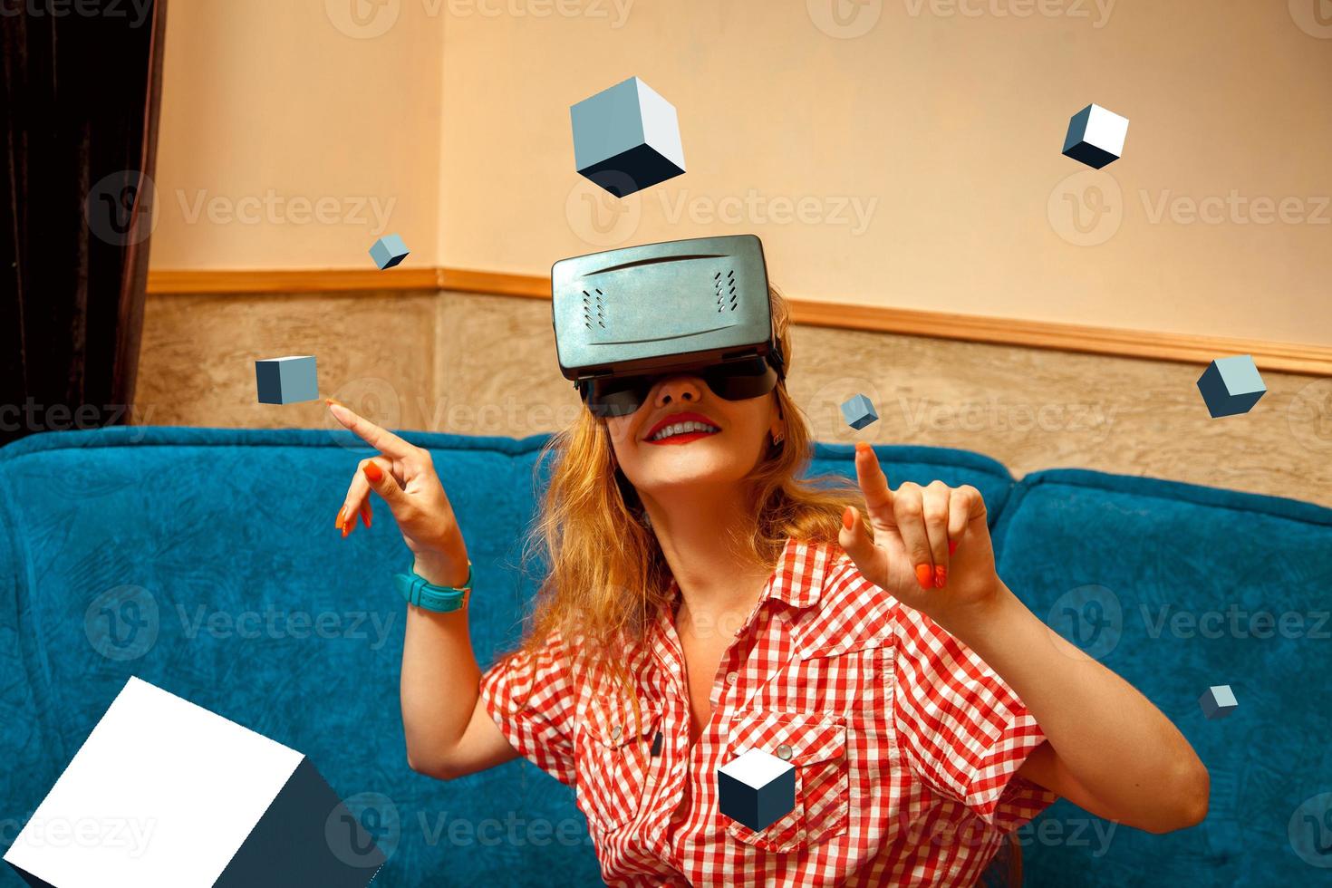 mulher em óculos de realidade virtual foto