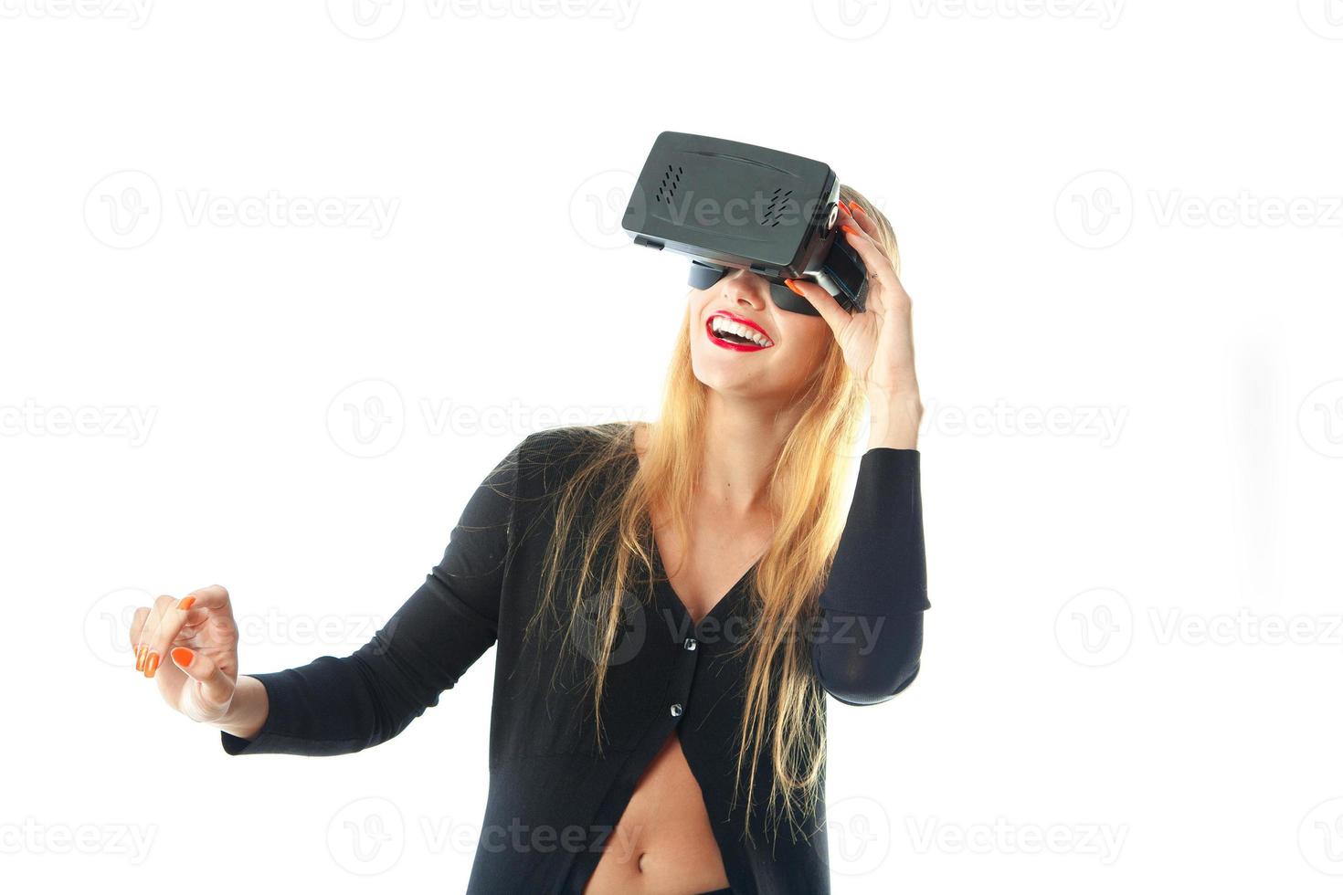 mulher no capacete de realidade virtual foto