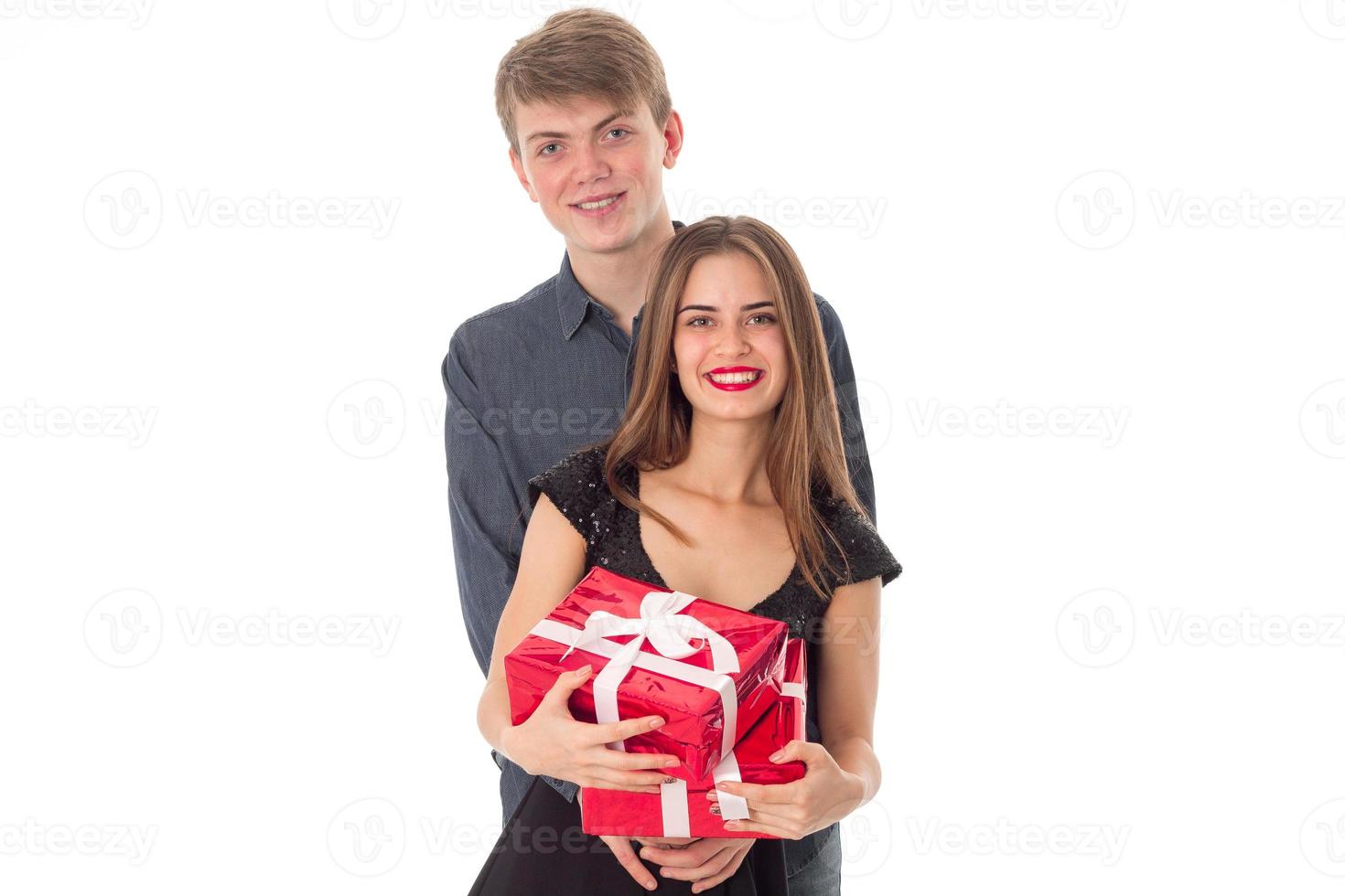 jovem casal feliz com presentes foto