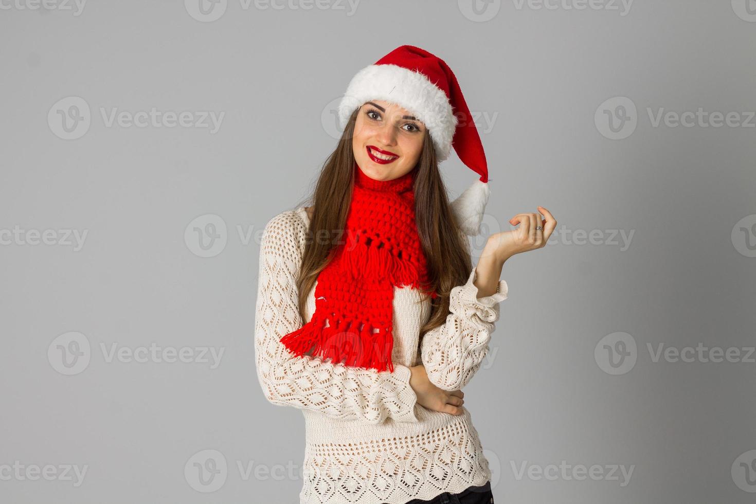 menina de chapéu de papai noel e lenço vermelho foto