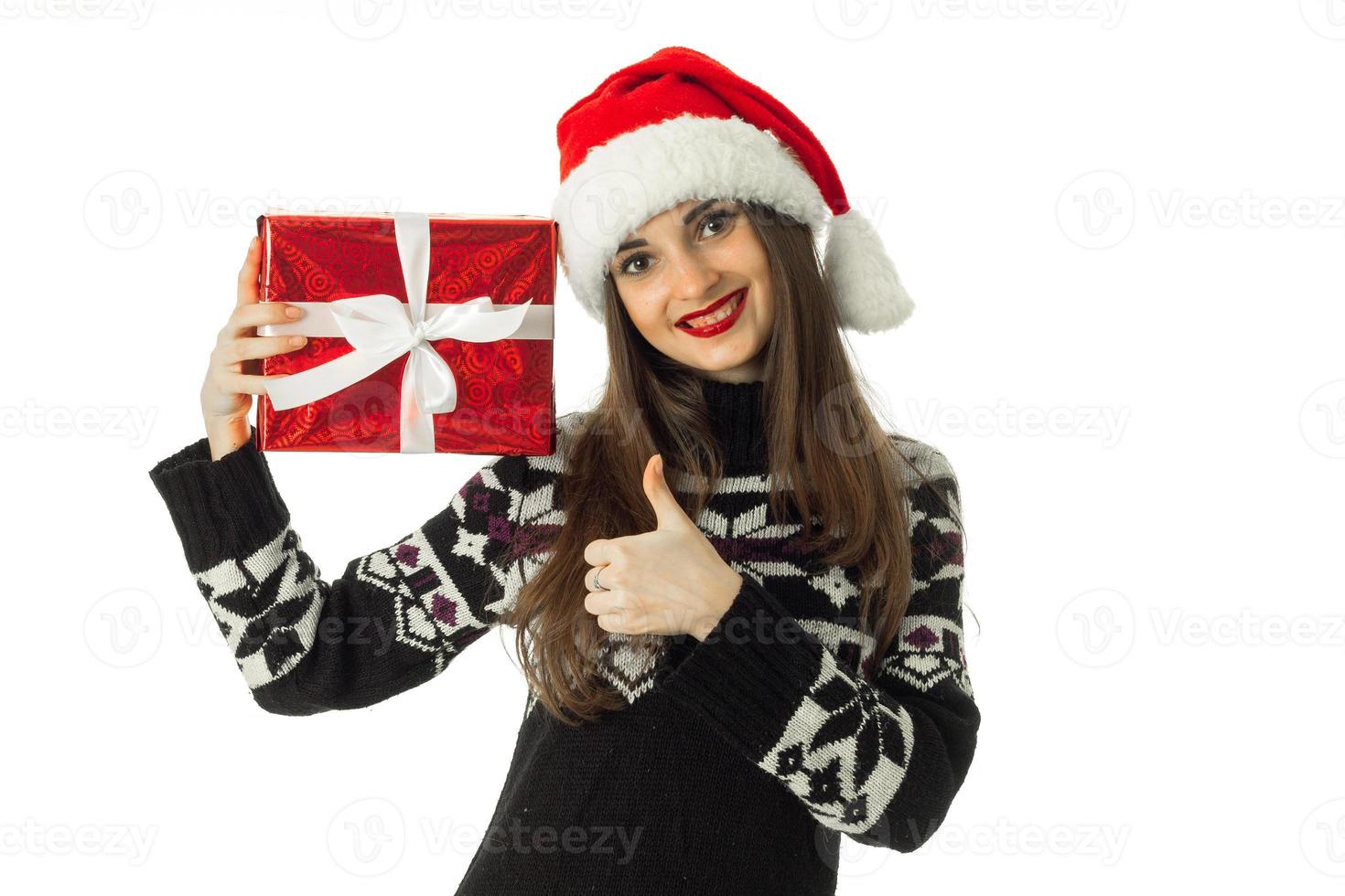 garota feliz no suéter quente e chapéu de Papai Noel foto