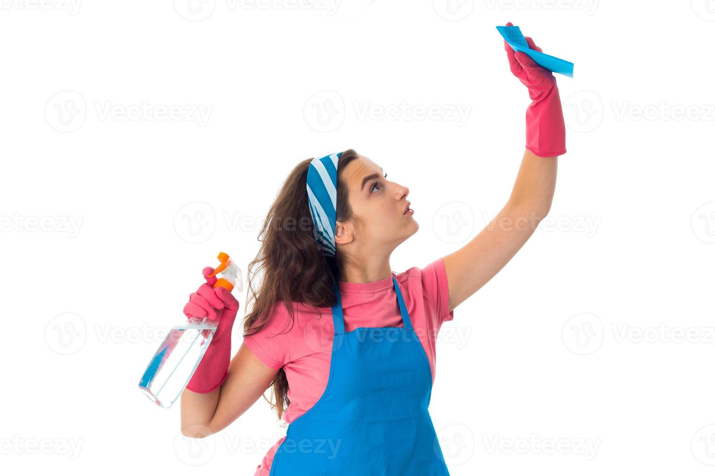mulher jovem empregada com produtos de limpeza foto