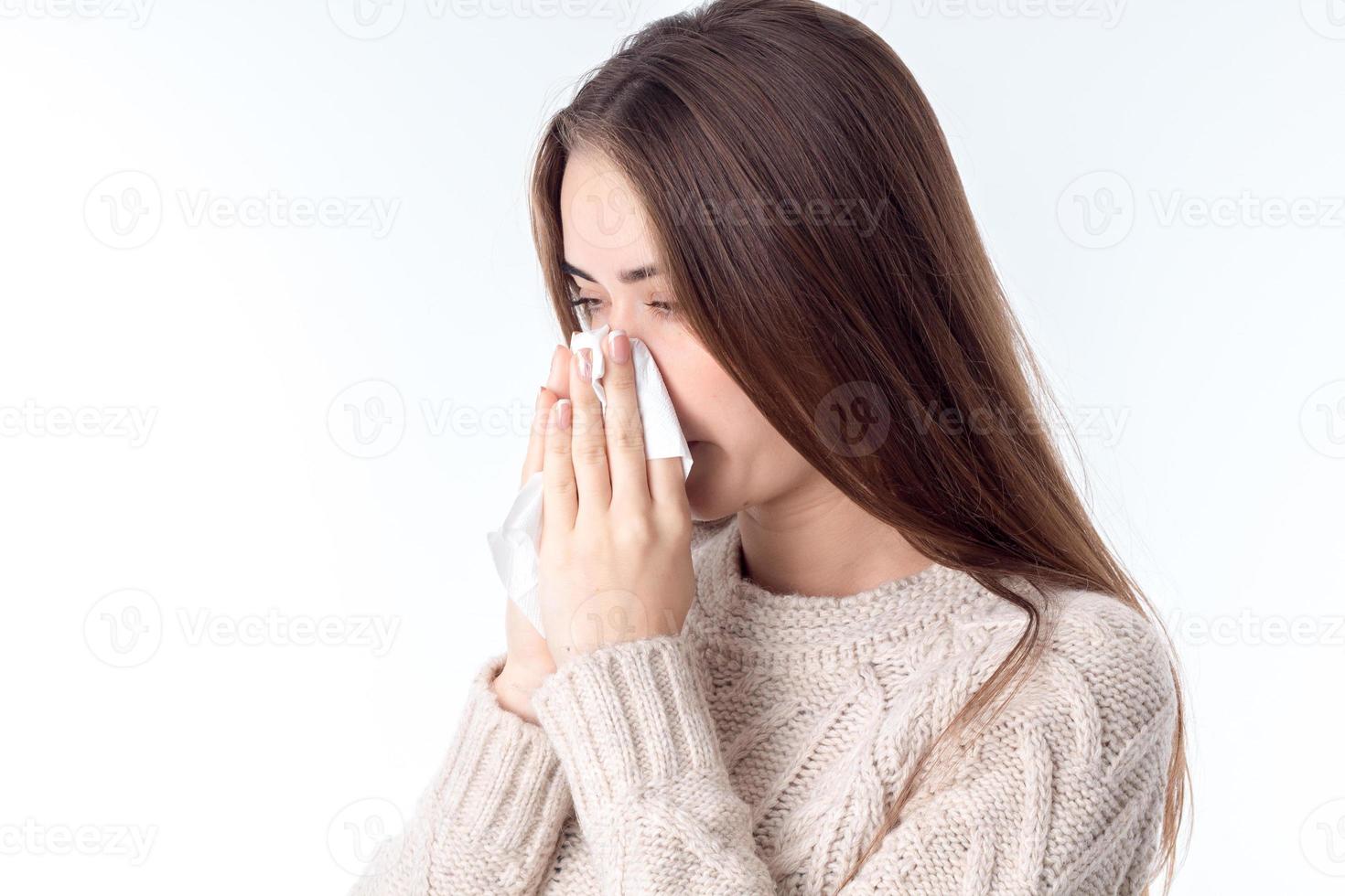 menina ficou doente e segura um lenço perto do nariz foto